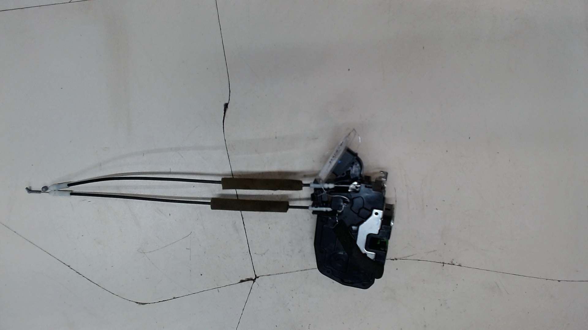 Замок двери передней левой