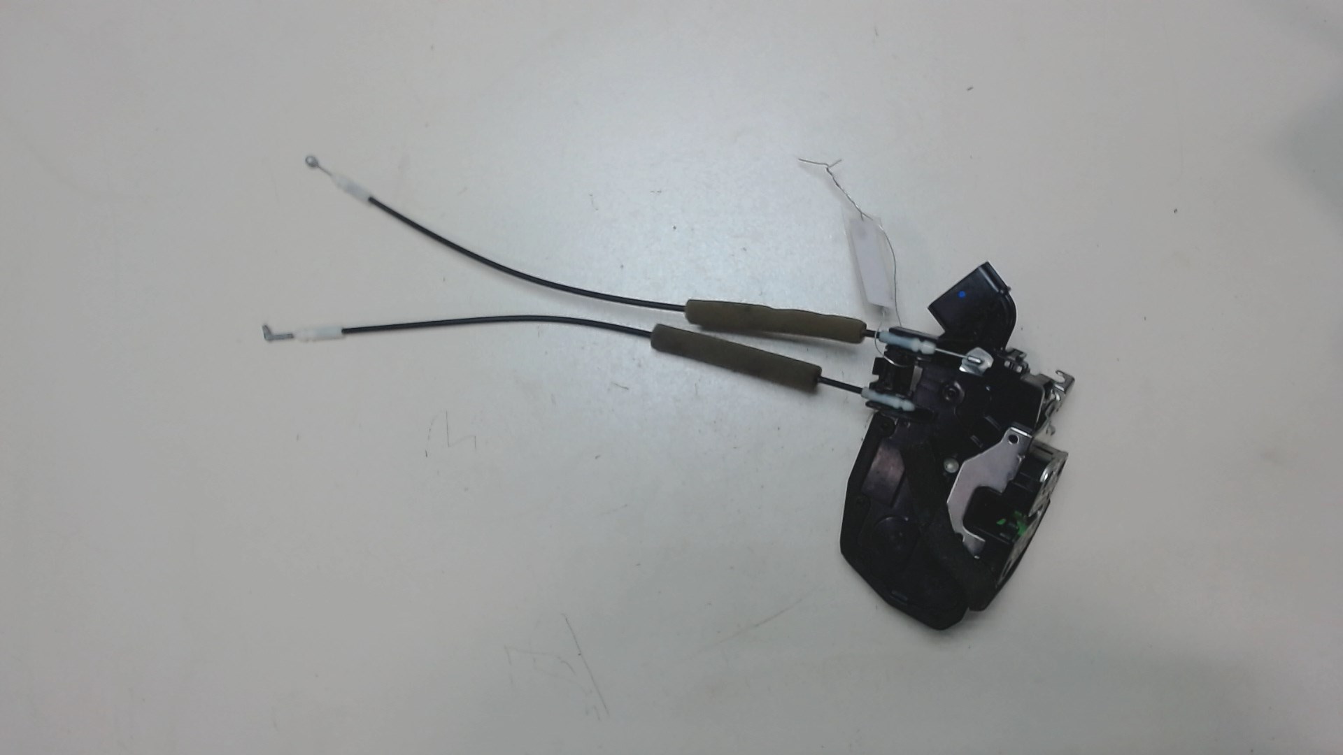 Замок двери передней левой