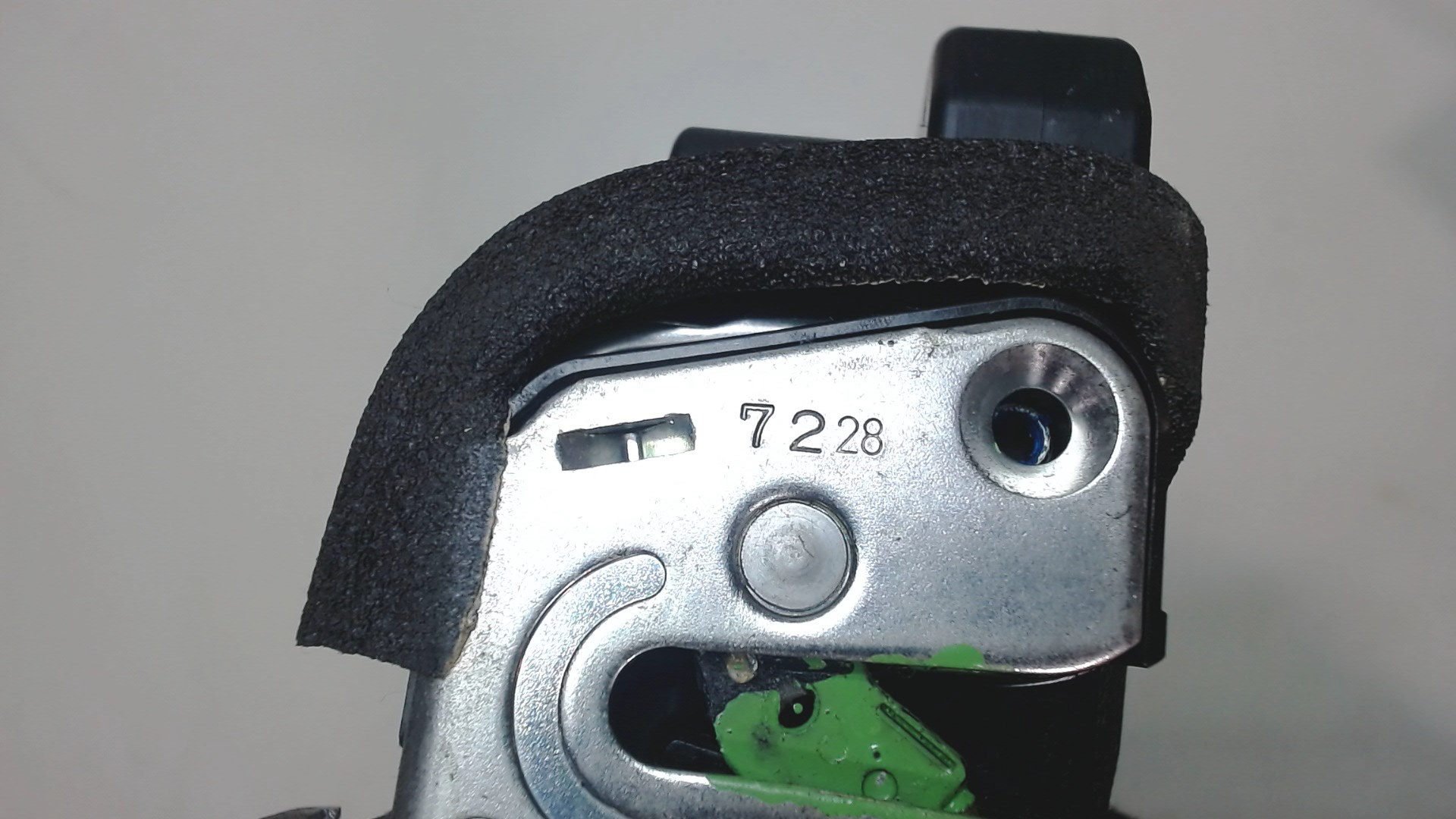 Замок двери передней левой