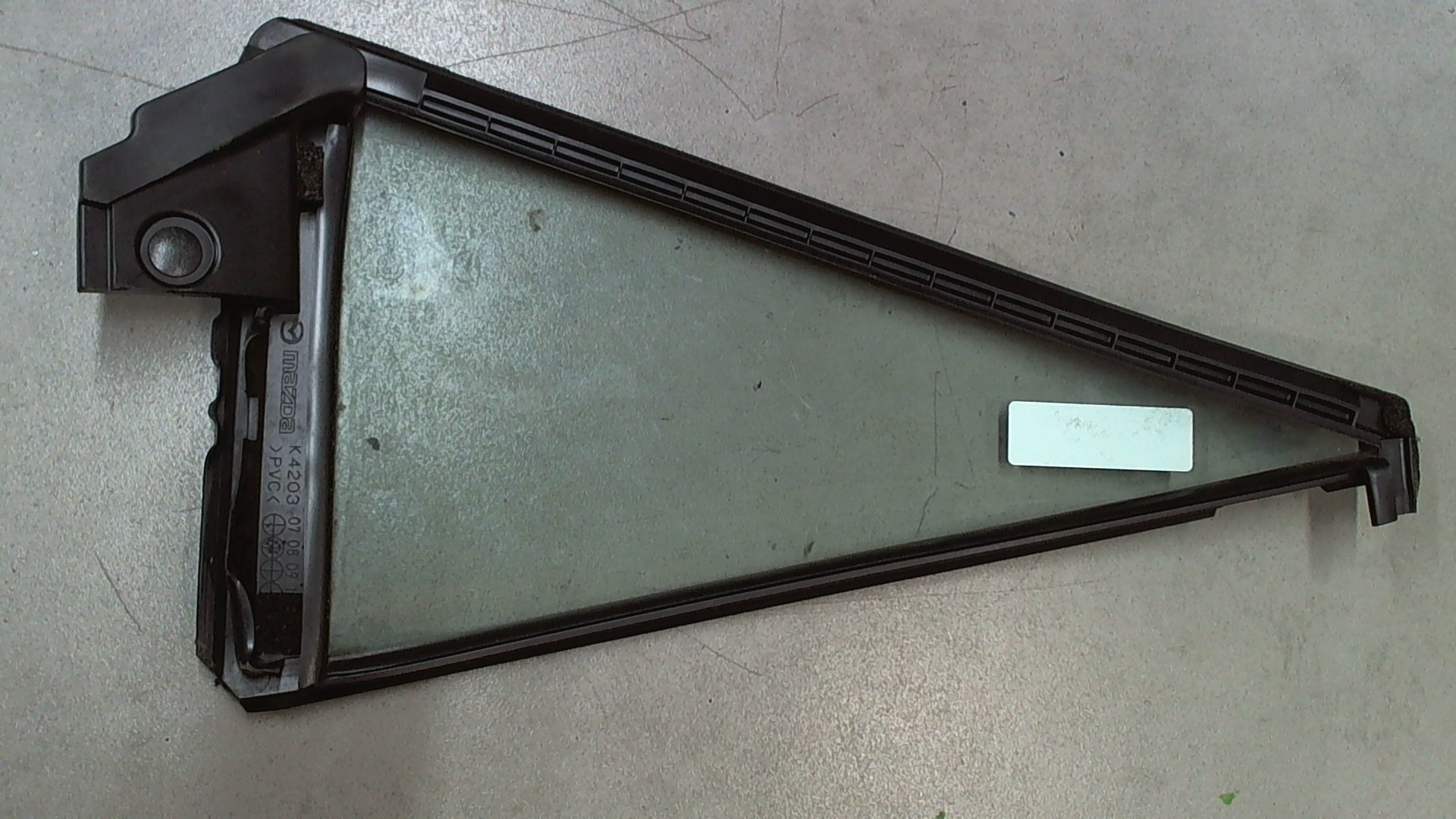 Стекло двери задней левой (форточка)