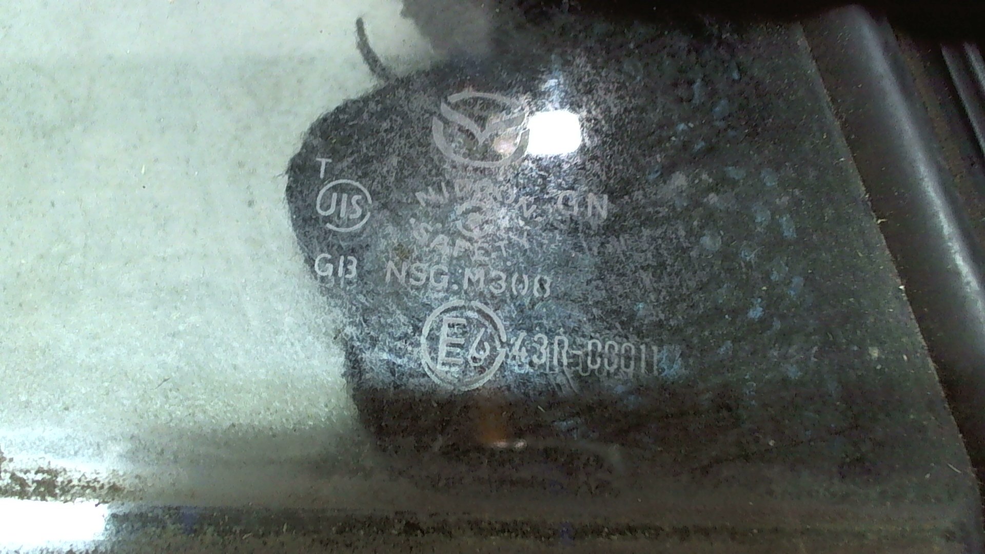 Стекло двери задней левой (форточка)