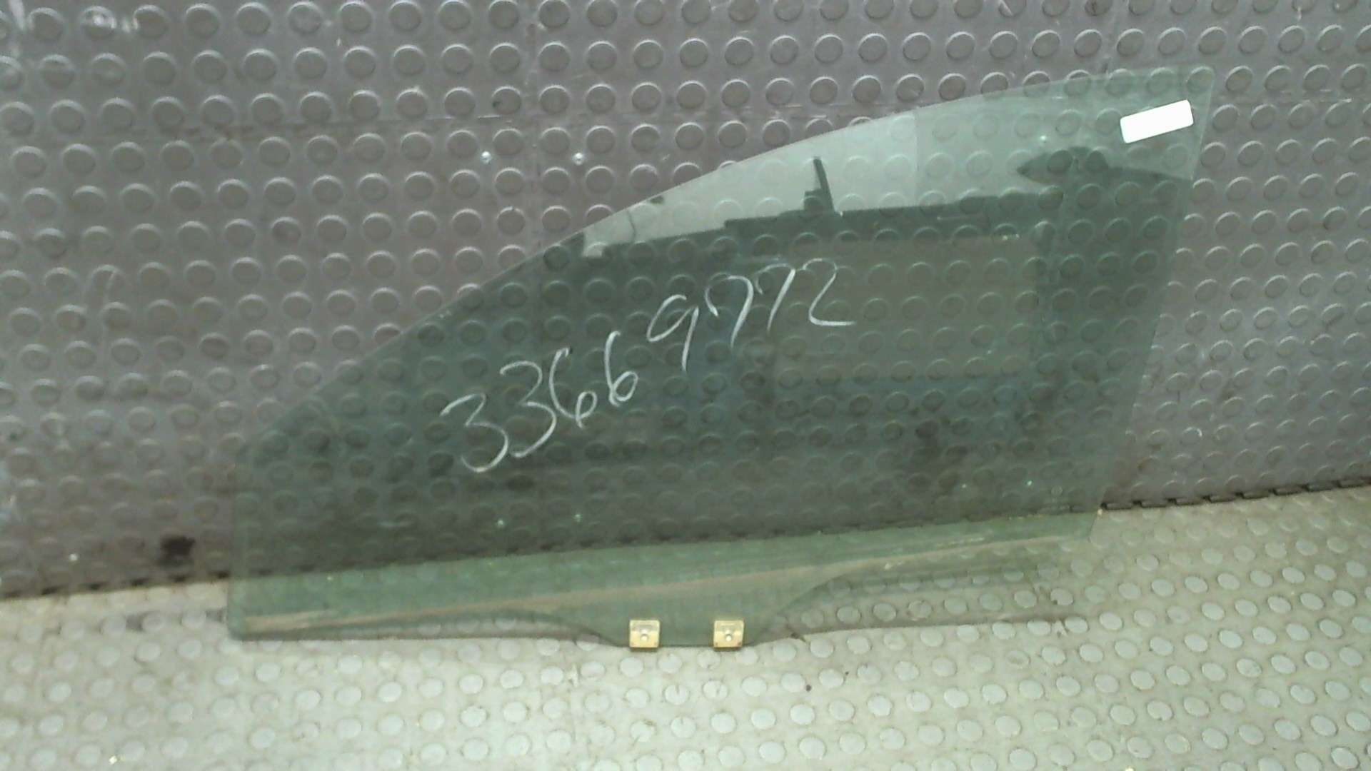 Стекло двери передней левой