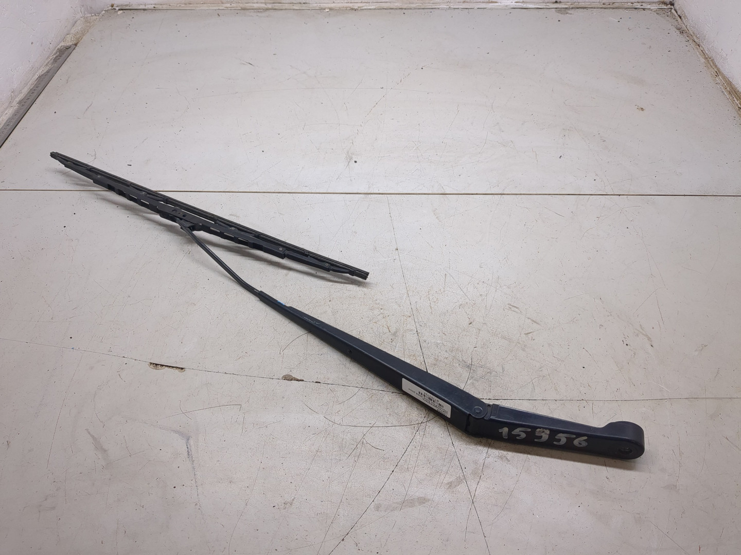 Поводок стеклоочистителя передний левый