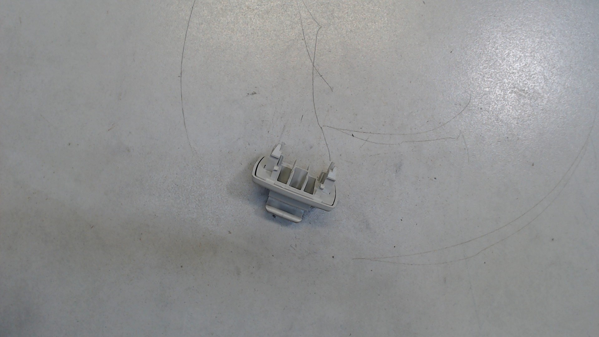 Кронштейн солнцезащитного козырька