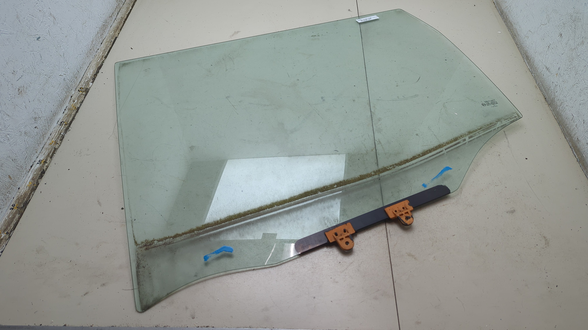 Стекло двери задней левой