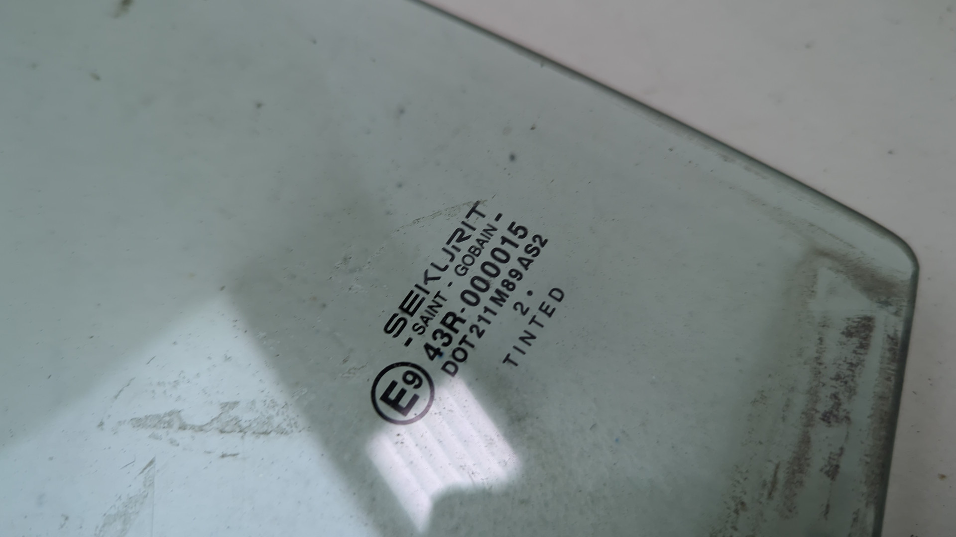 Стекло двери задней левой