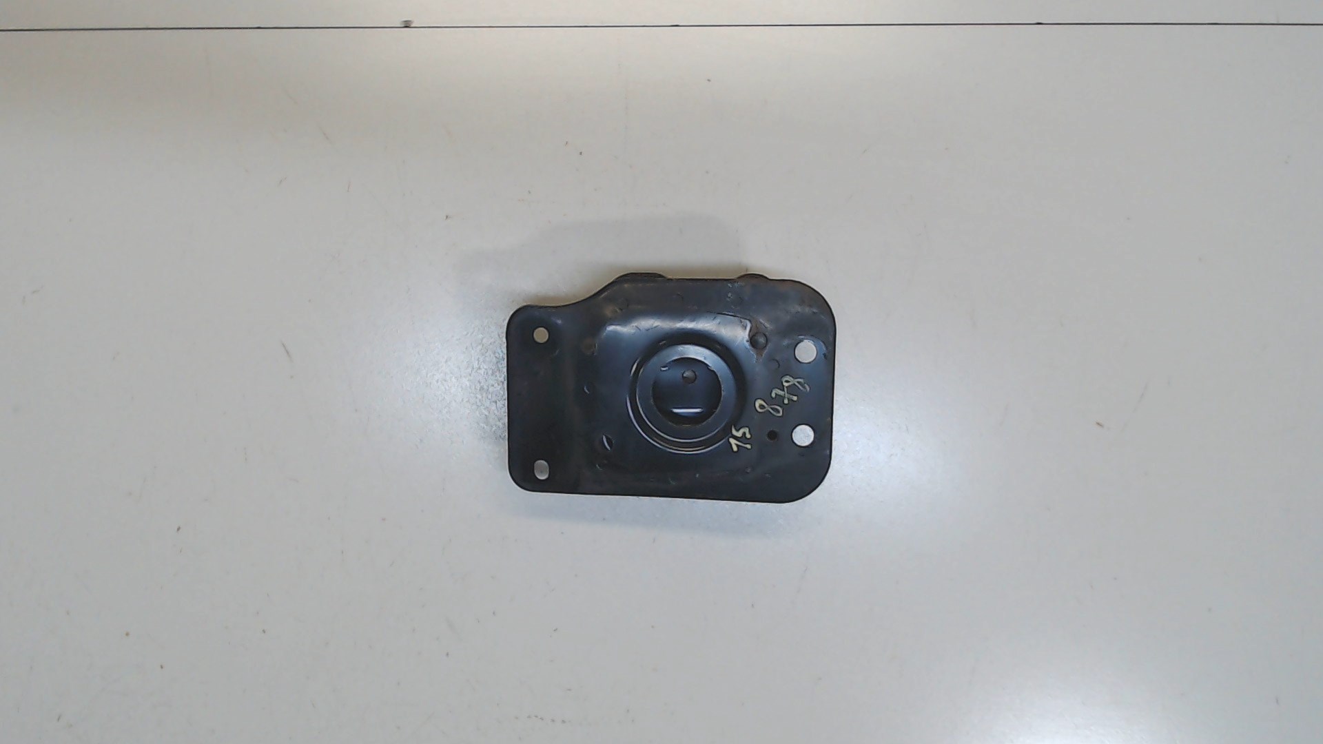 Кронштейн усилителя заднего бампера правый