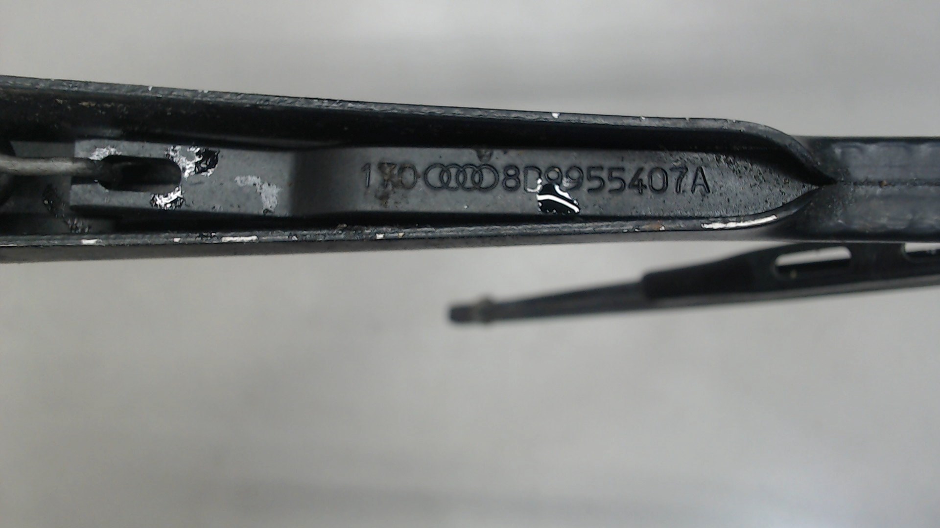 Поводок стеклоочистителя заднего