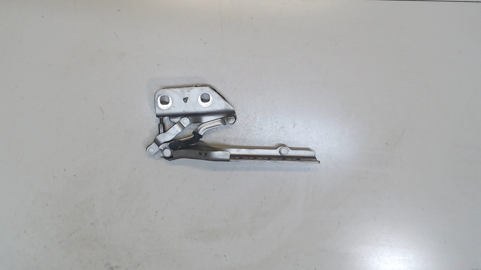 Петля капота правая