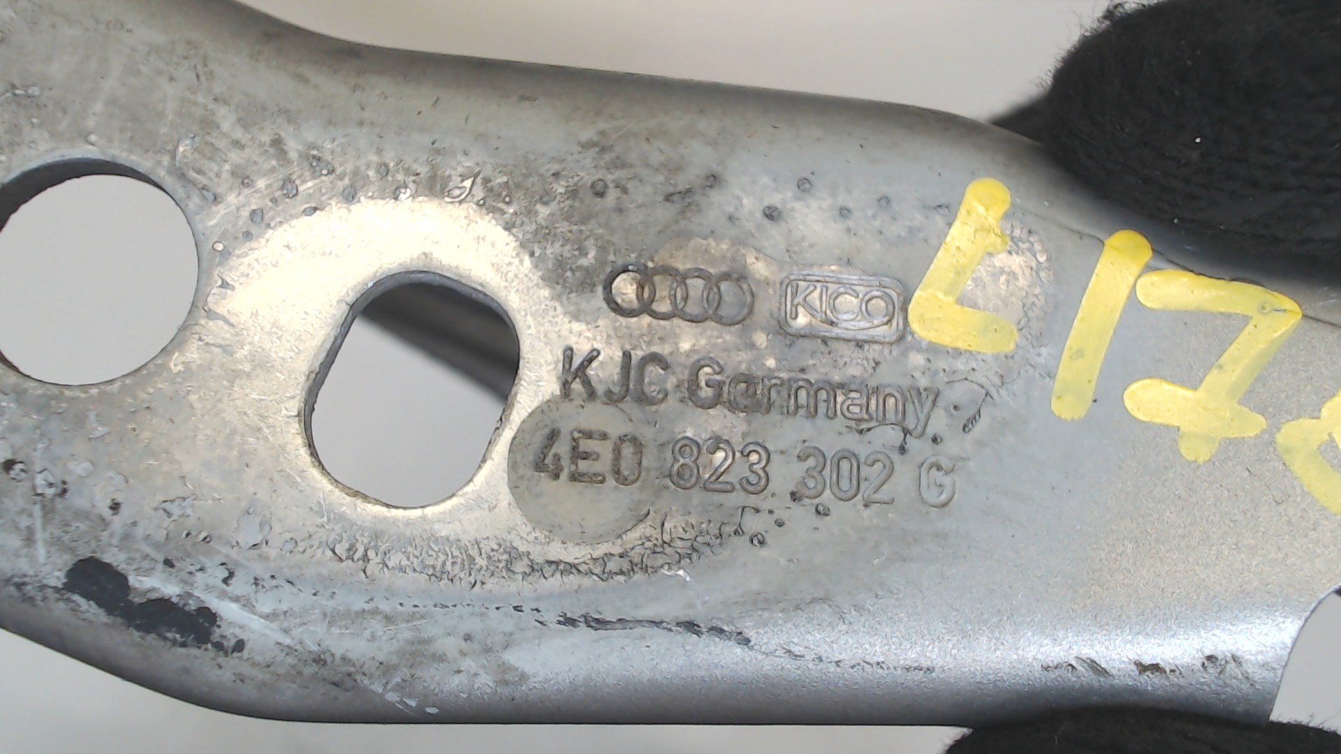 Петля капота правая