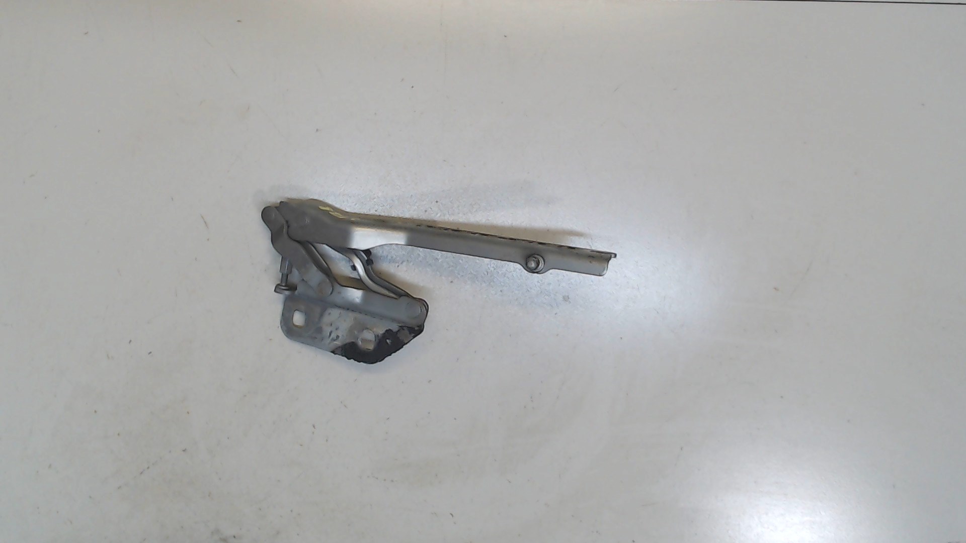 Петля капота правая