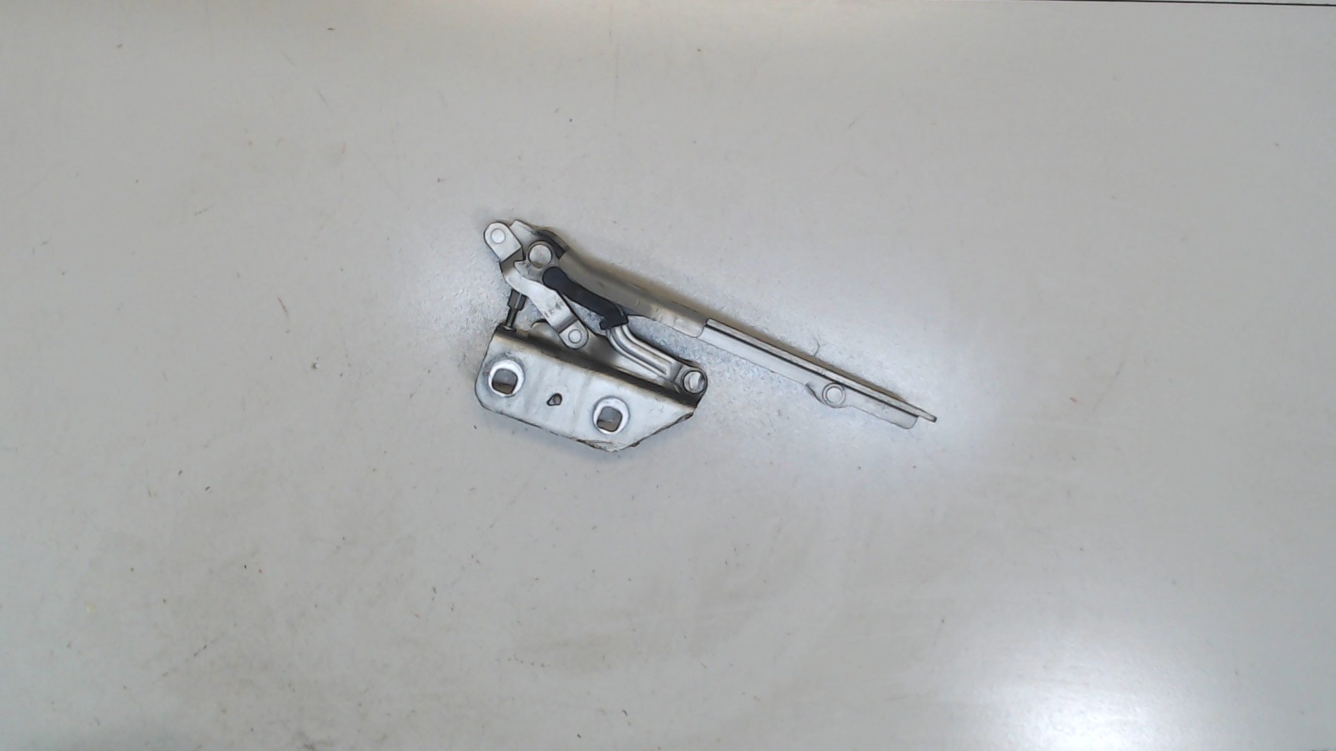 Петля капота левая