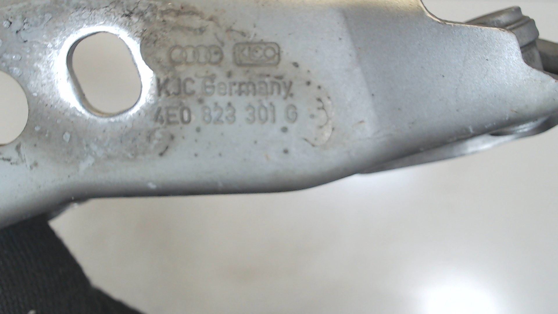 Петля капота левая