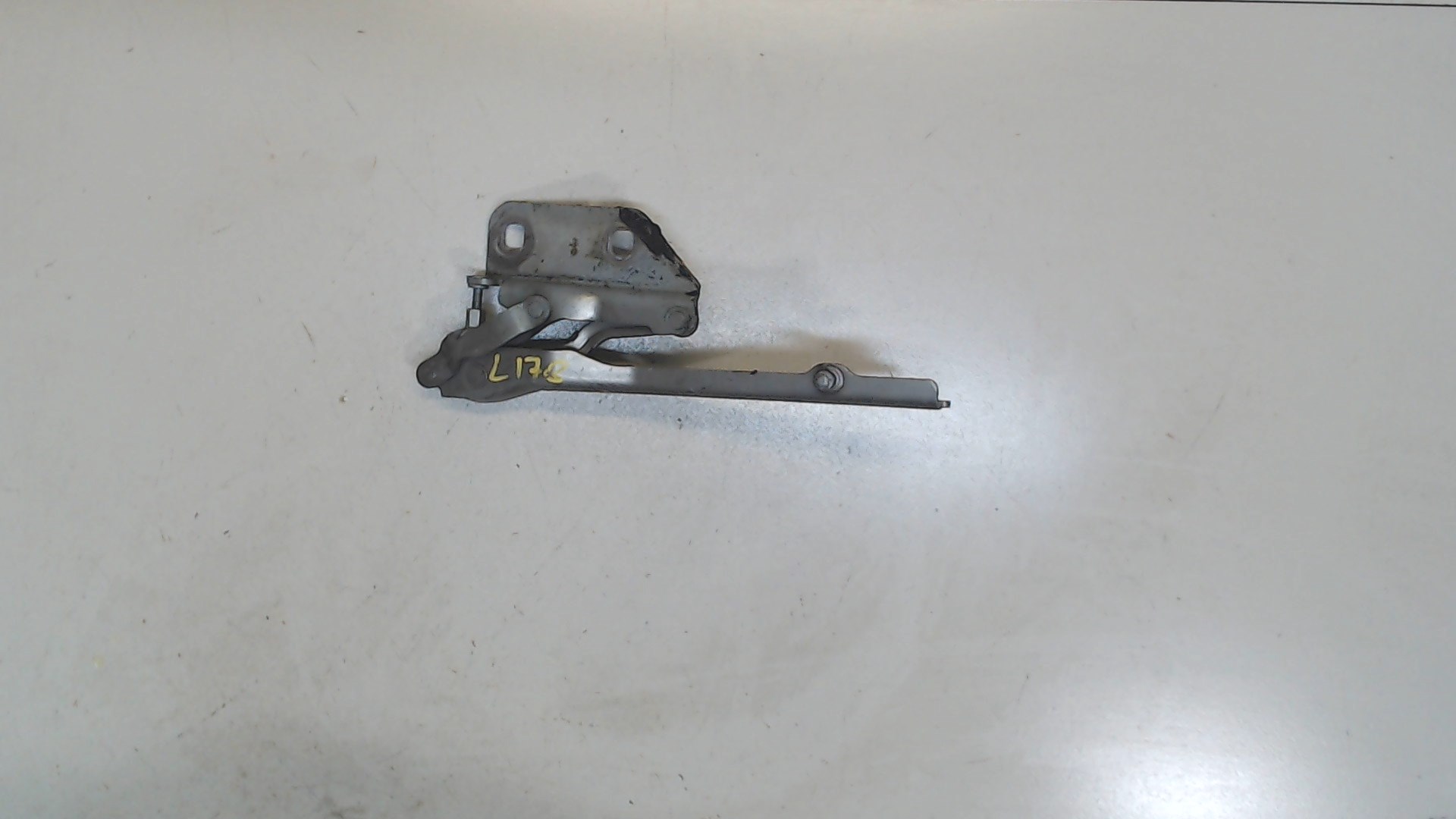 Петля капота левая