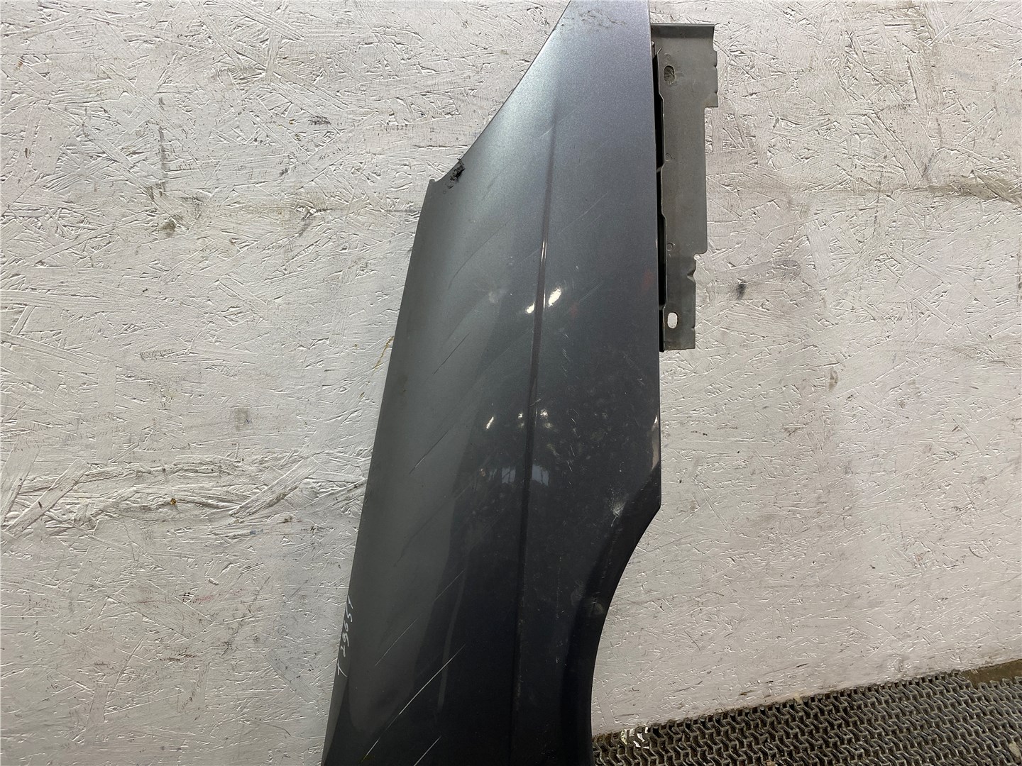 Крыло переднее правое