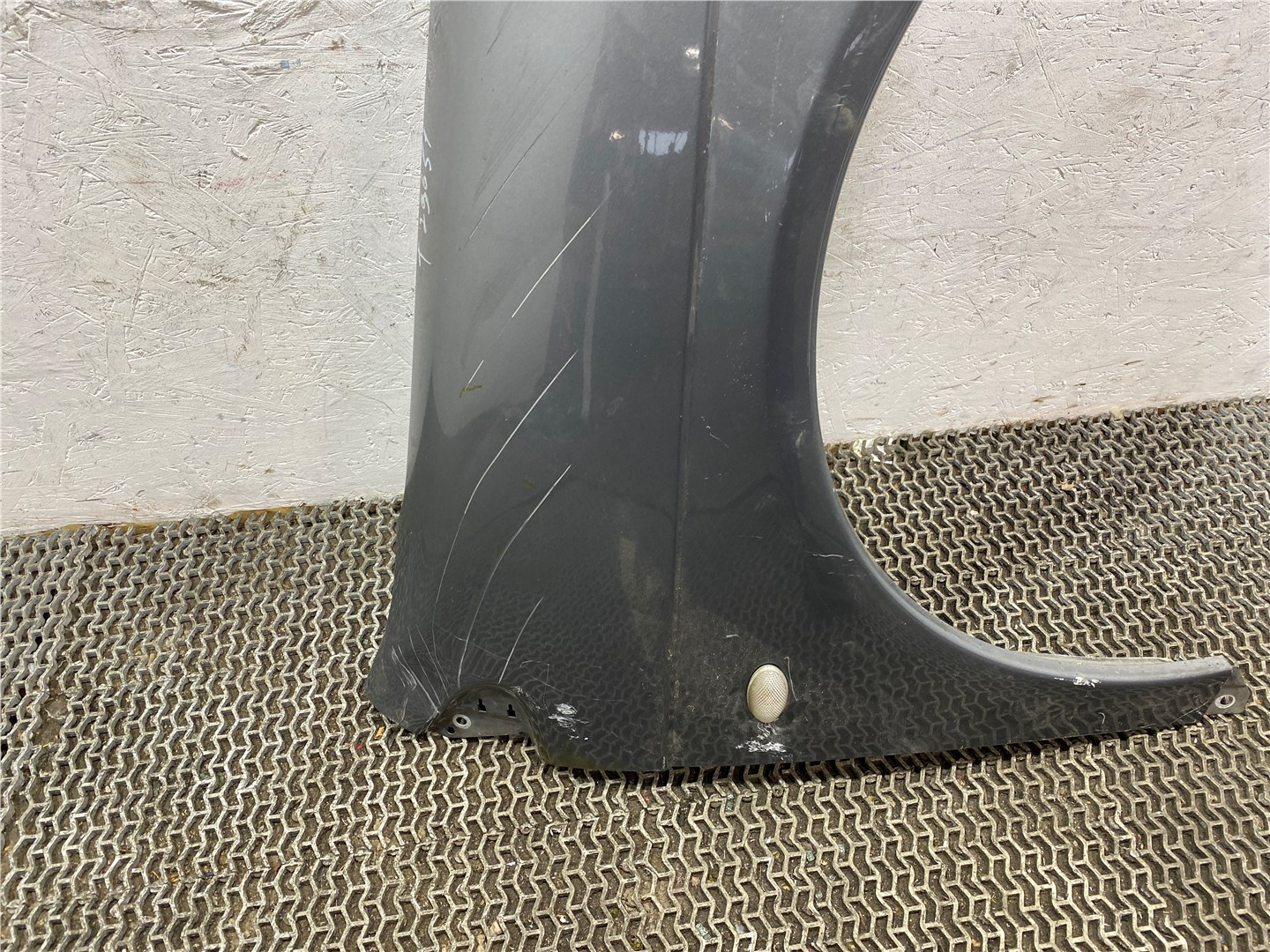 Крыло переднее правое