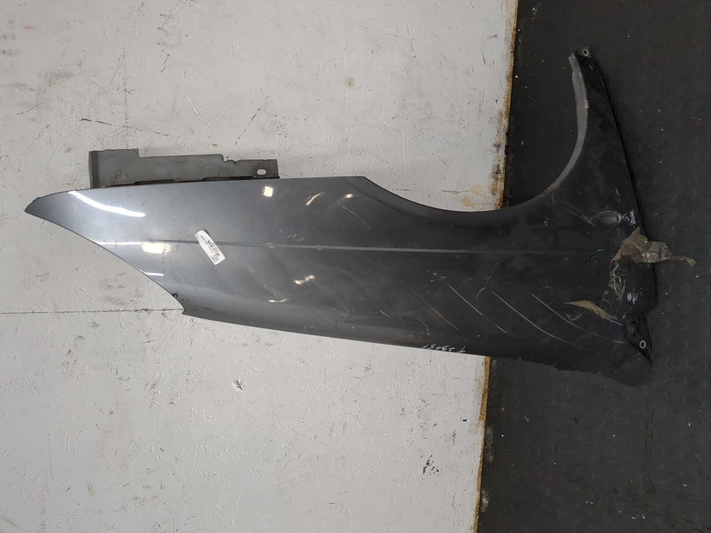 Крыло переднее правое