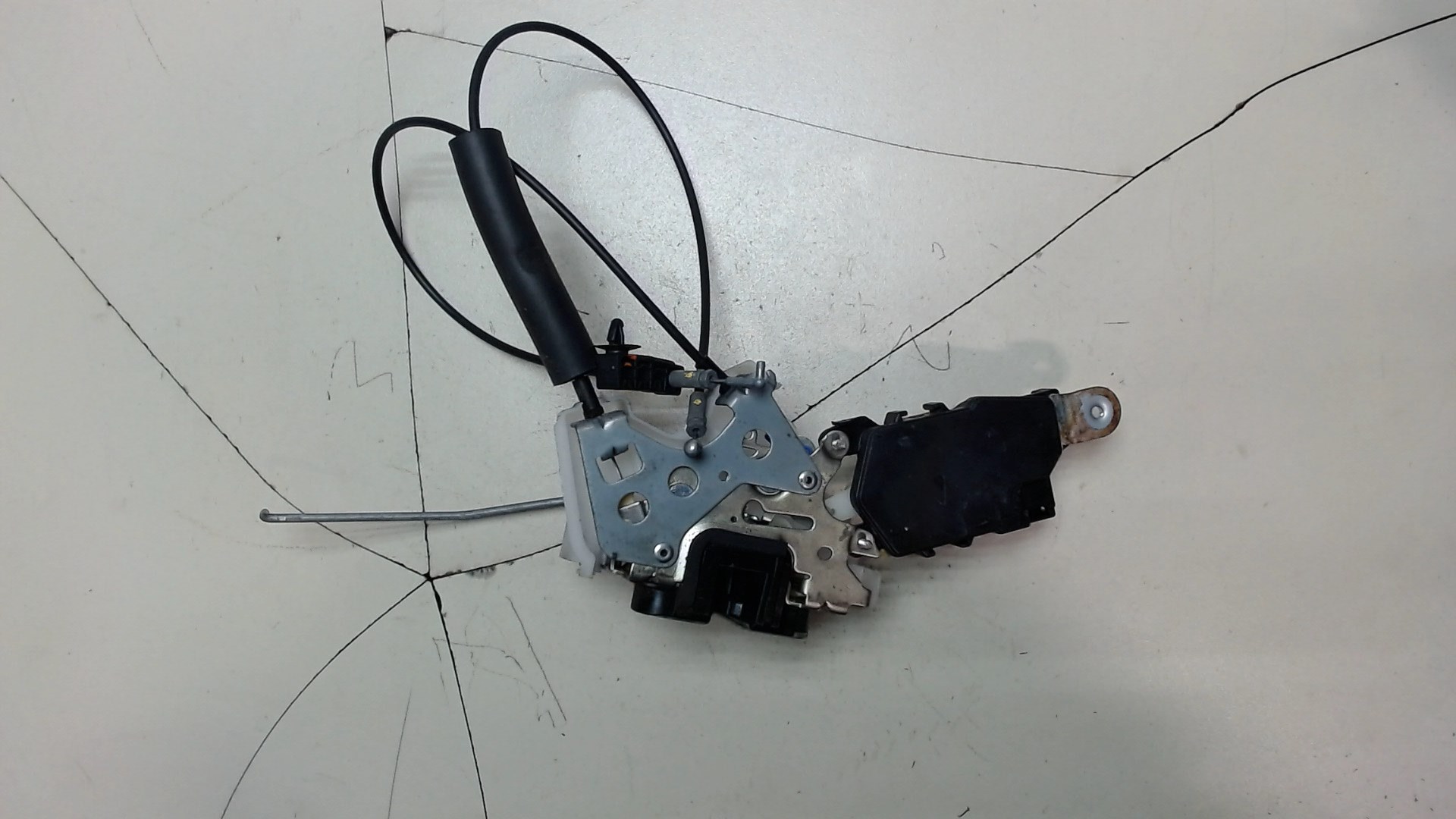 Замок двери передней левой