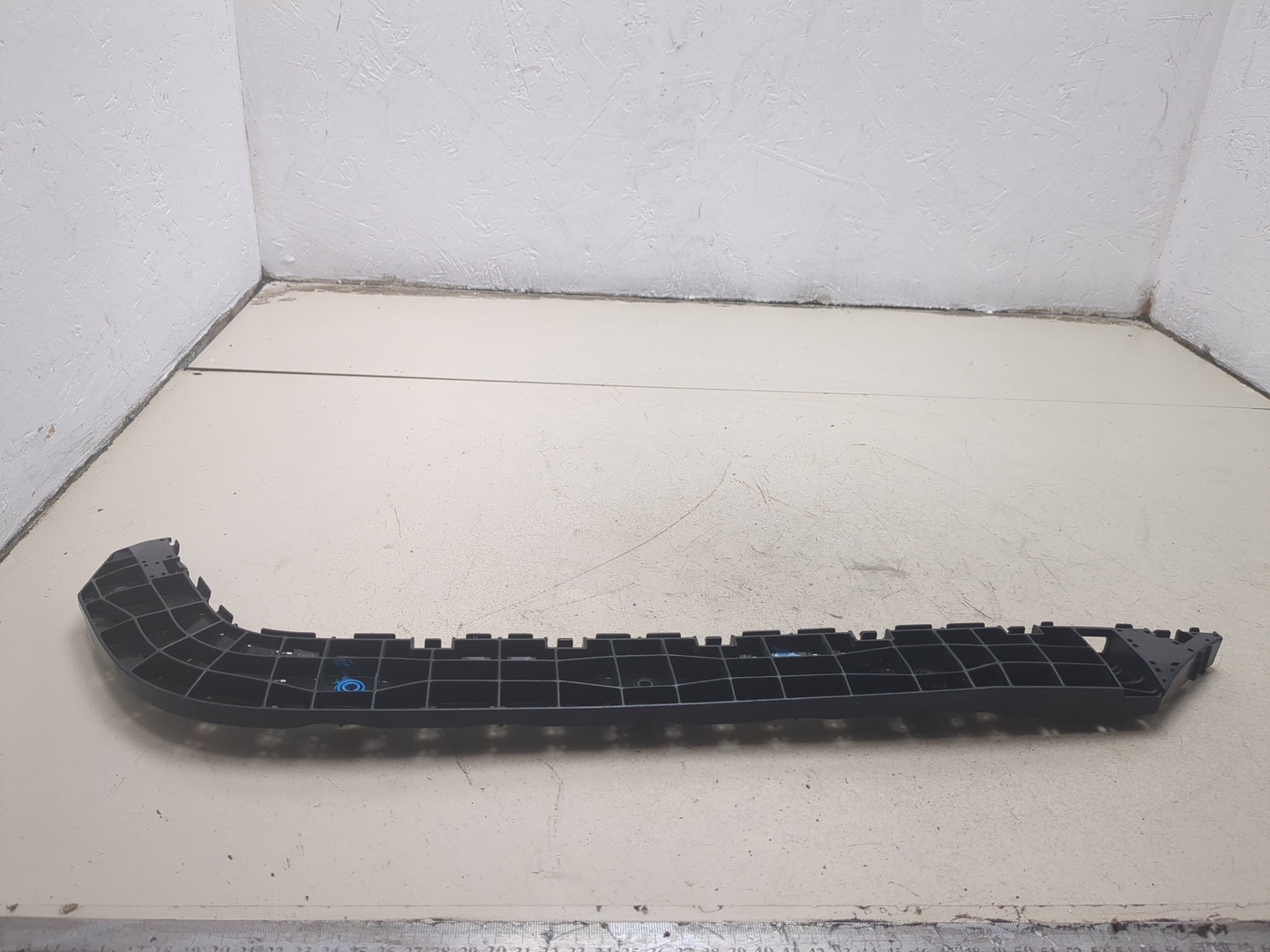 Кронштейн переднего бампера правый