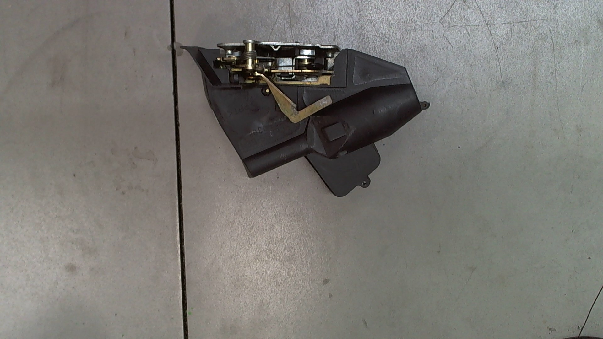 Замок двери задней левой