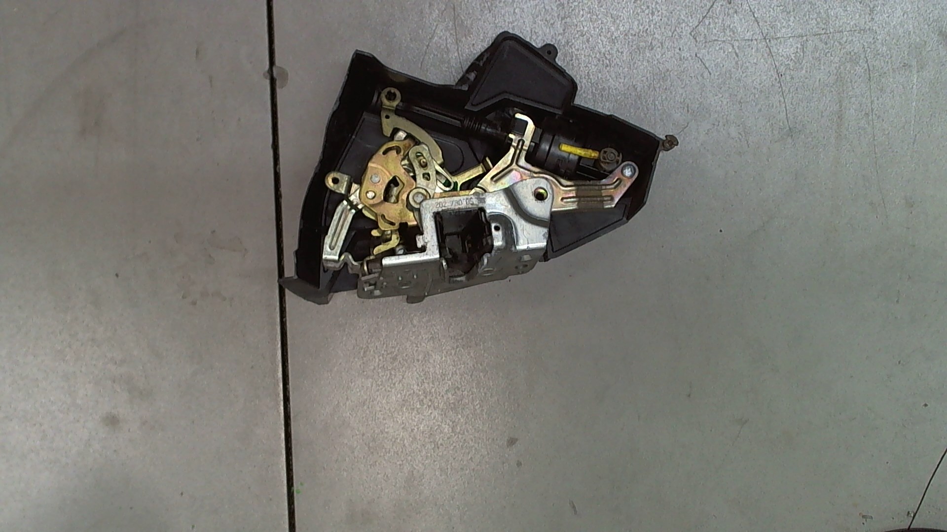 Замок двери задней левой