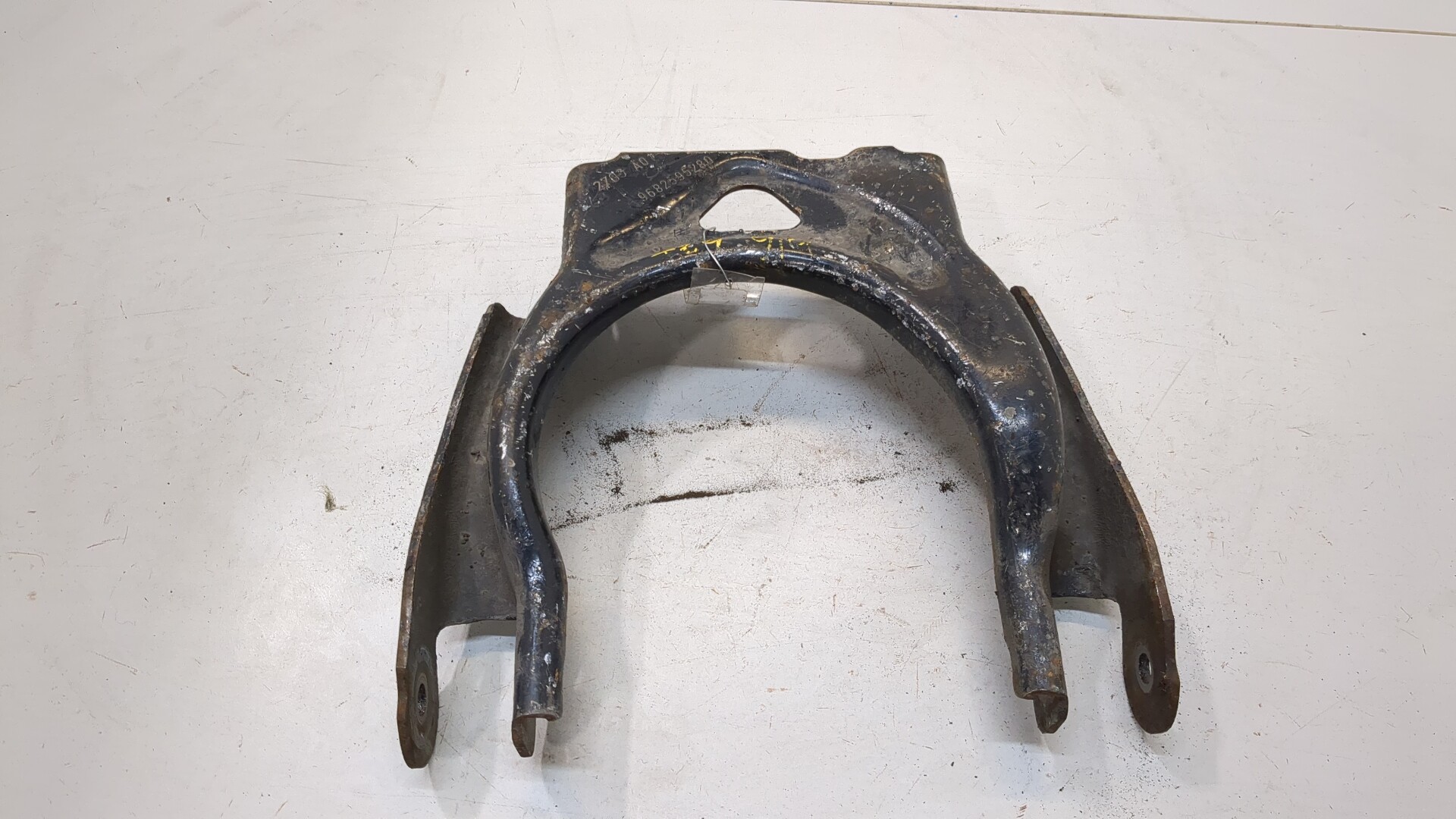 Рычаг передний левый