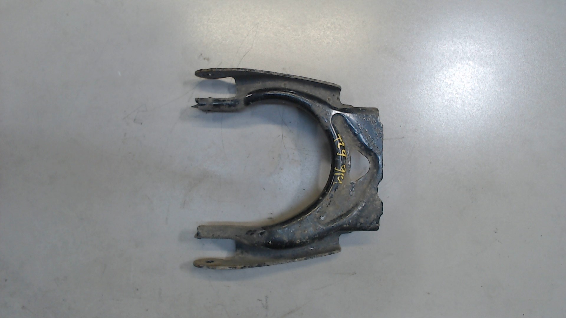 Рычаг передний левый