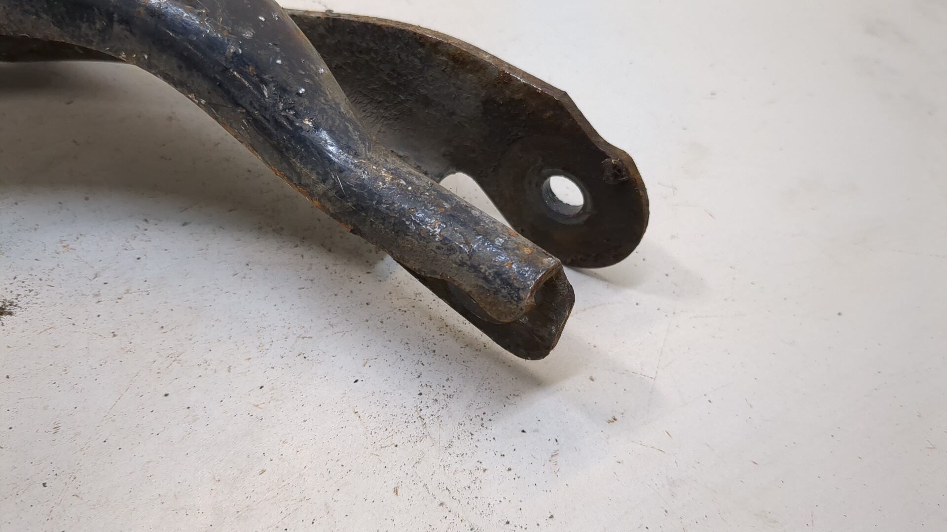 Рычаг передний левый