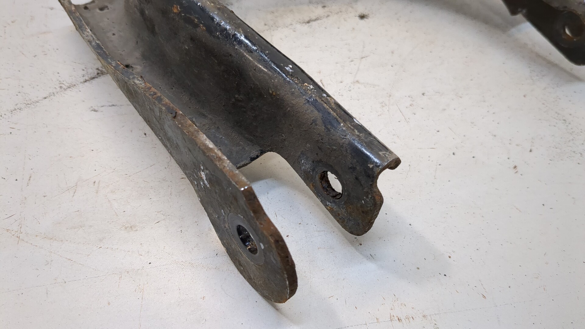 Рычаг передний левый