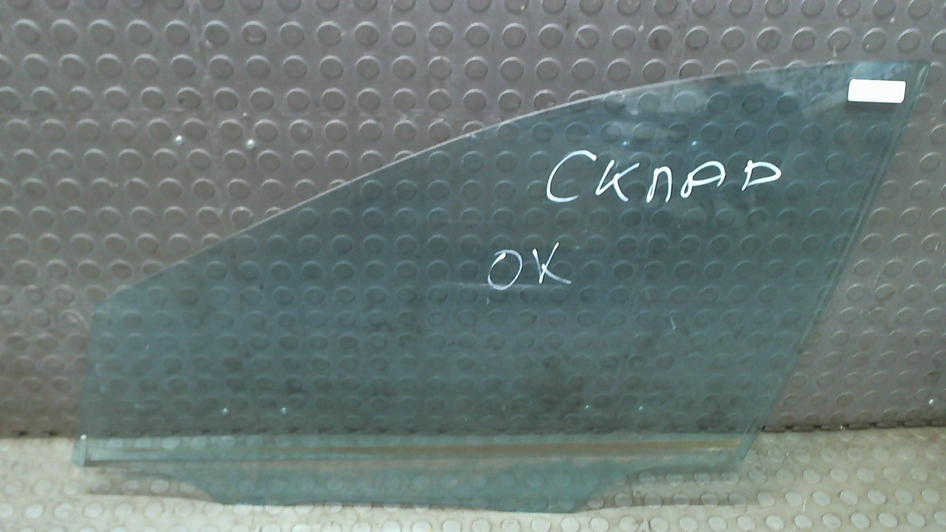 Стекло двери передней левой