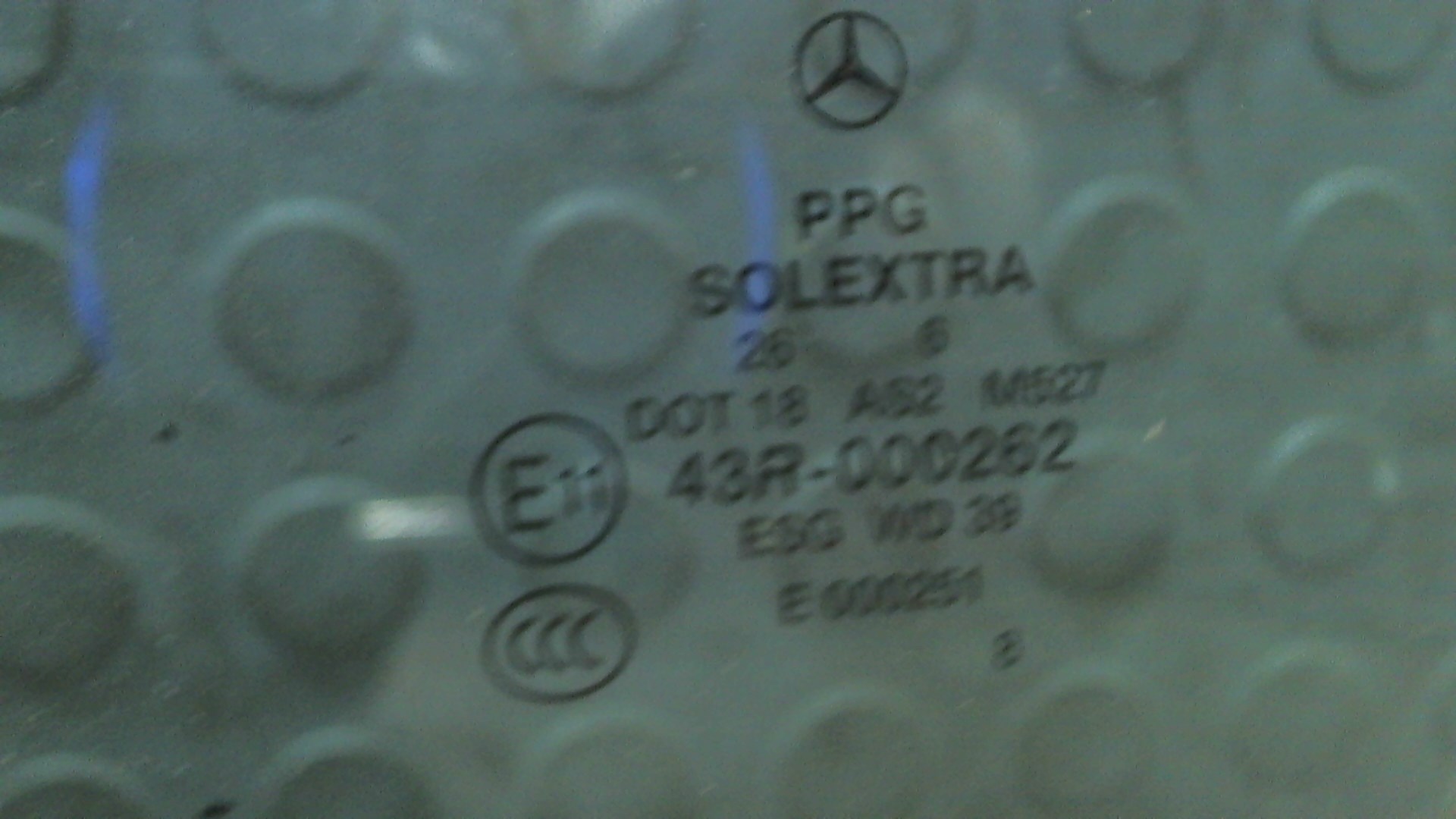 Стекло двери передней левой