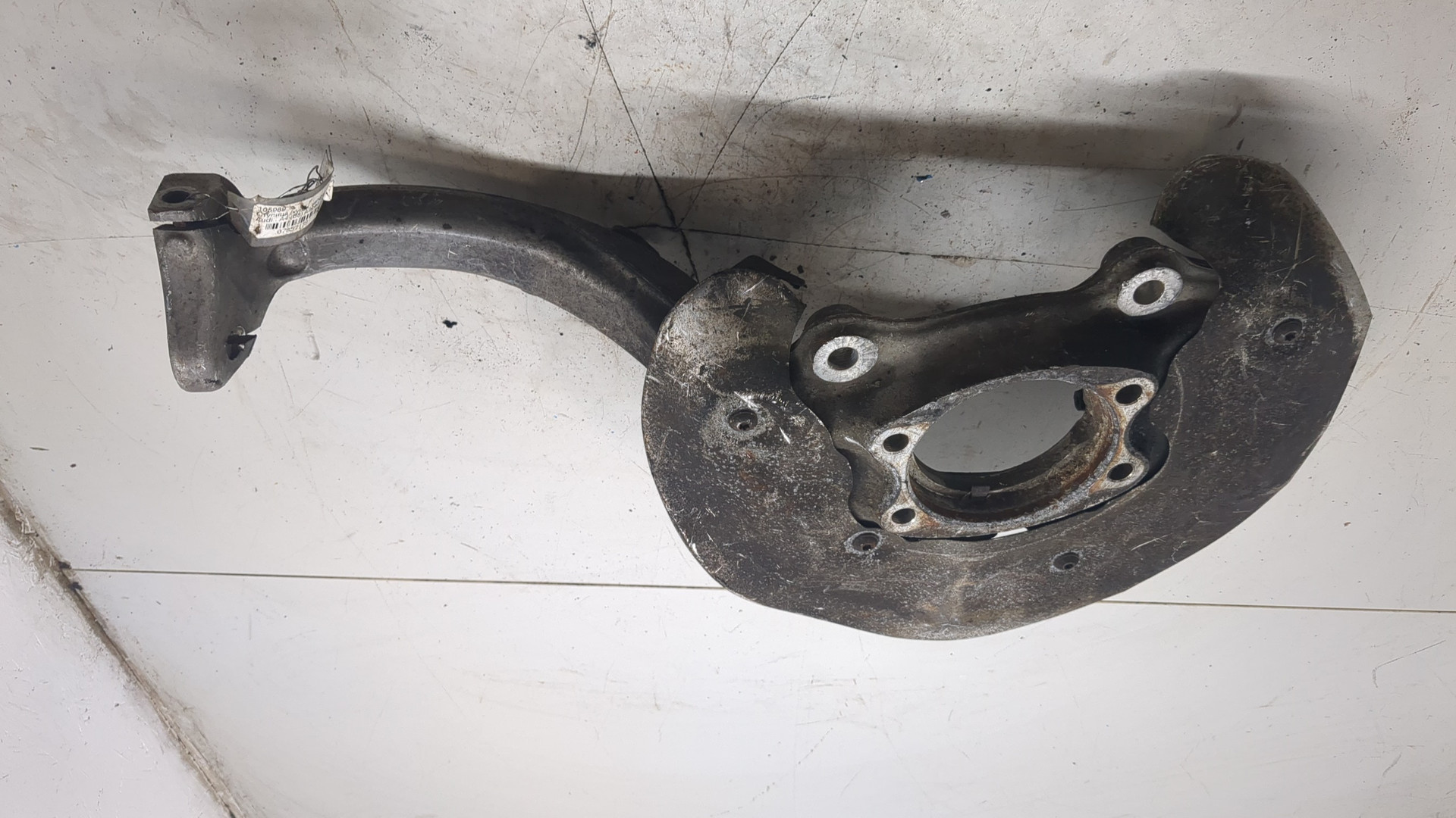 Кулак поворотный передний левый