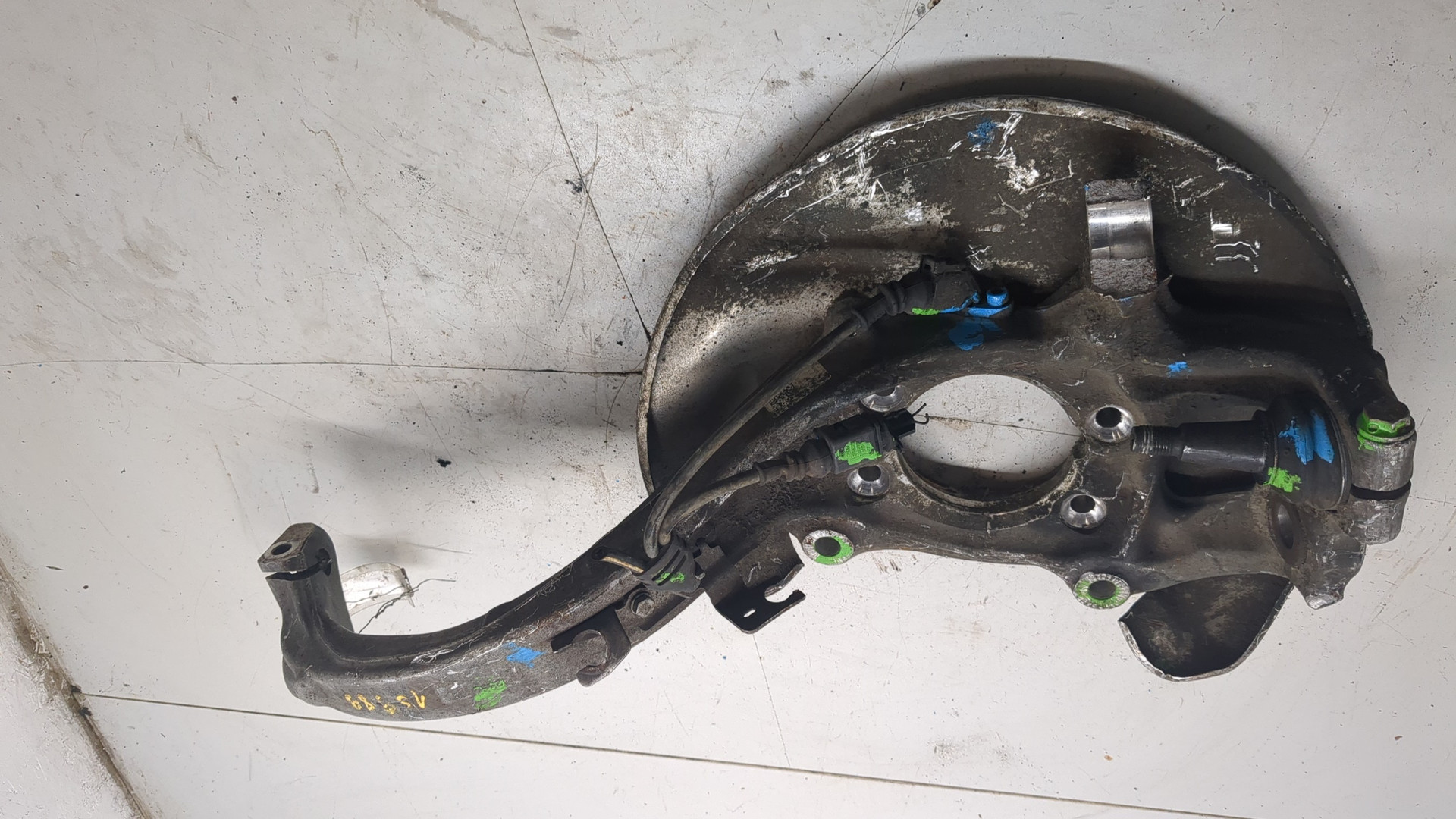 Кулак поворотный передний левый