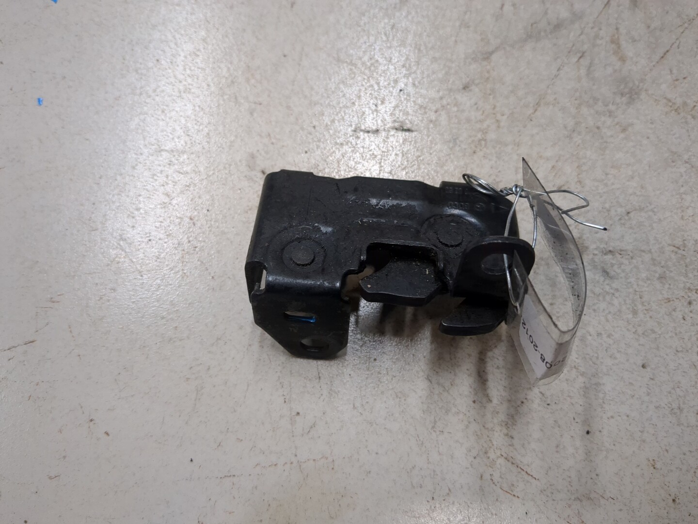 Замок капота