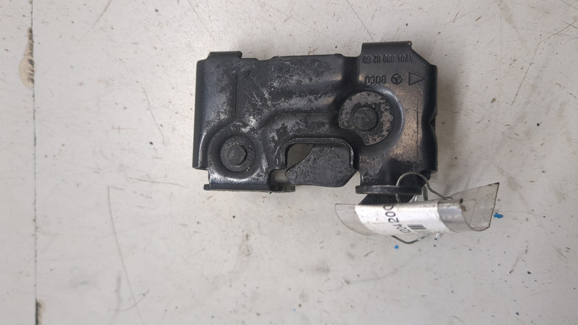 Замок капота