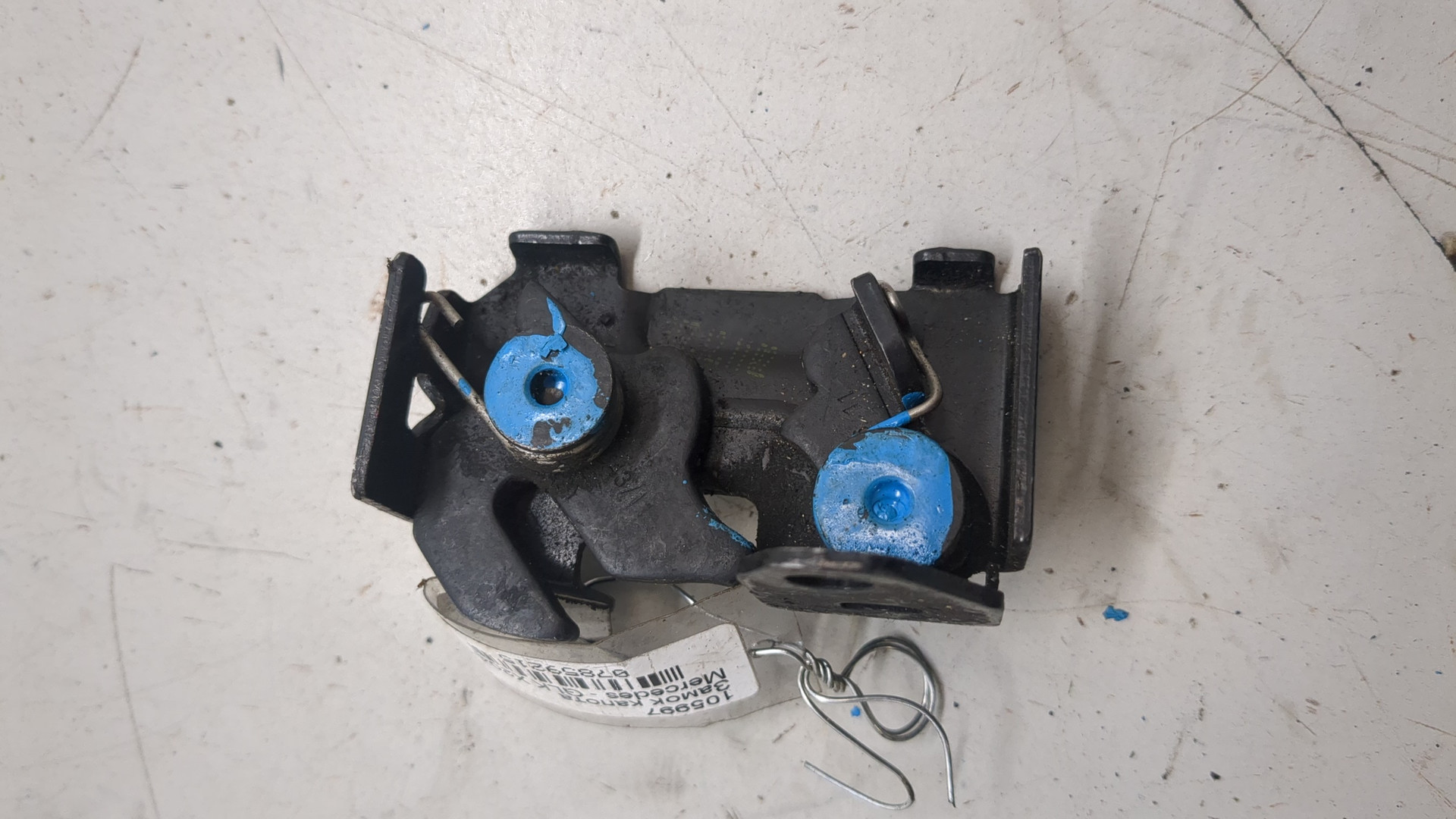 Замок капота