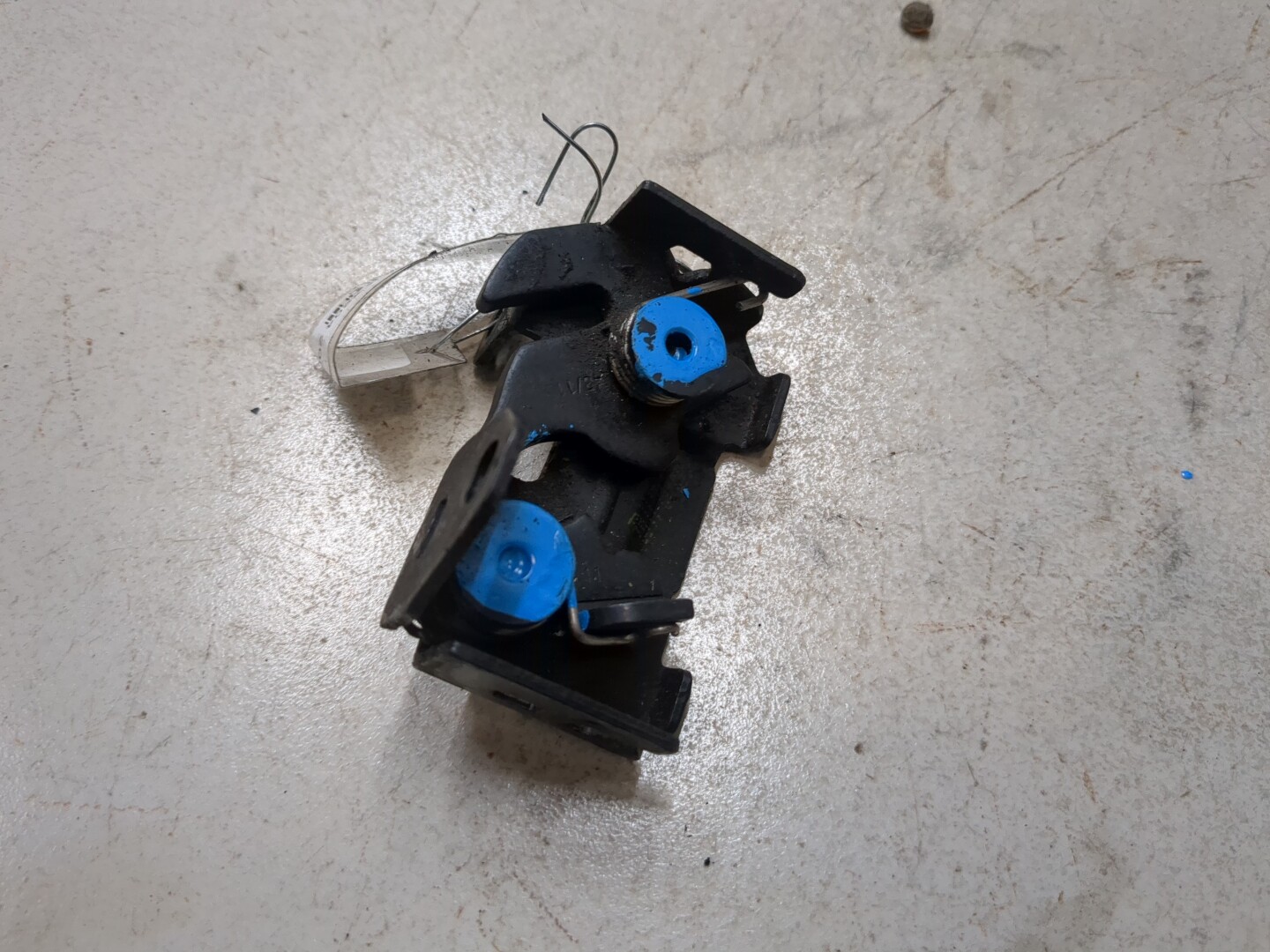 Замок капота