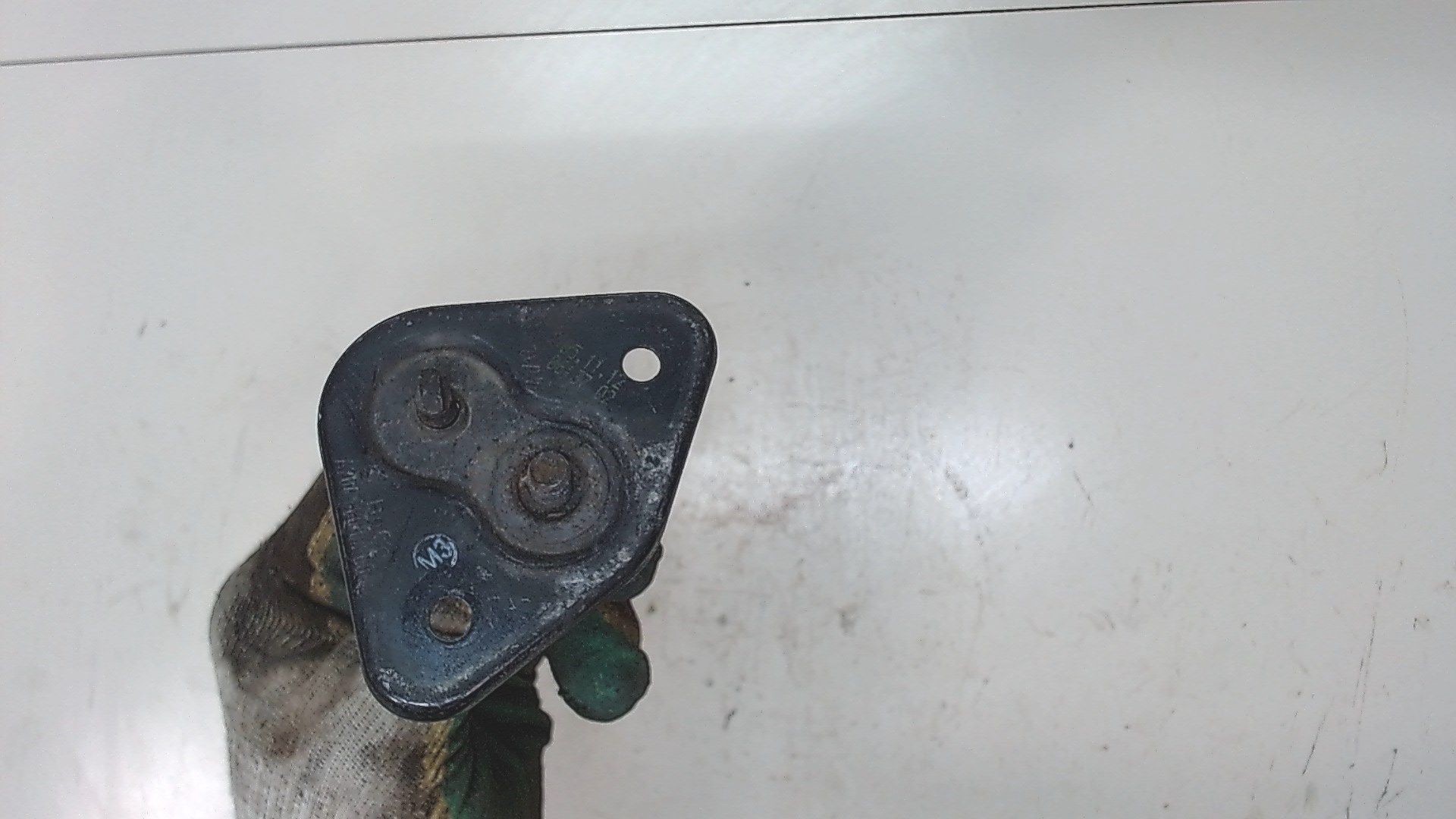 Замок капота