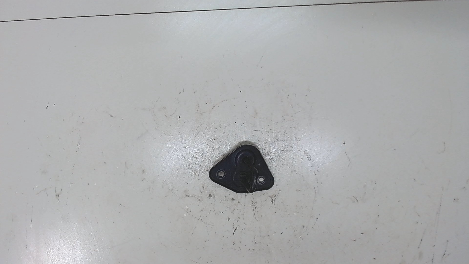 Замок капота