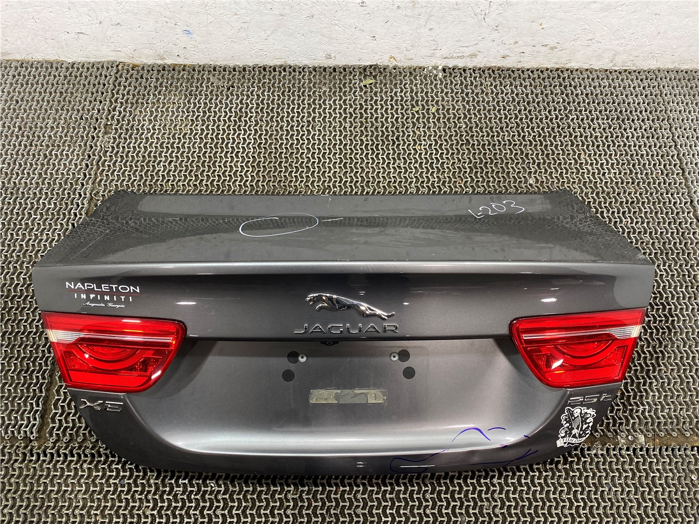 Дверь багажника