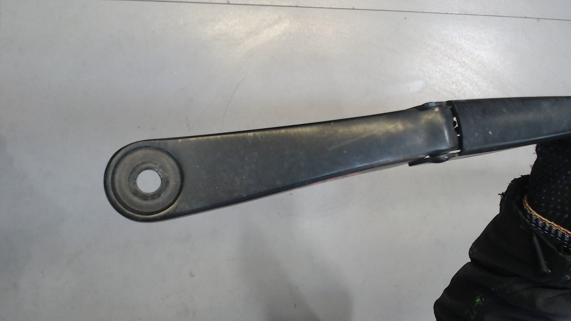 Поводок стеклоочистителя переднего