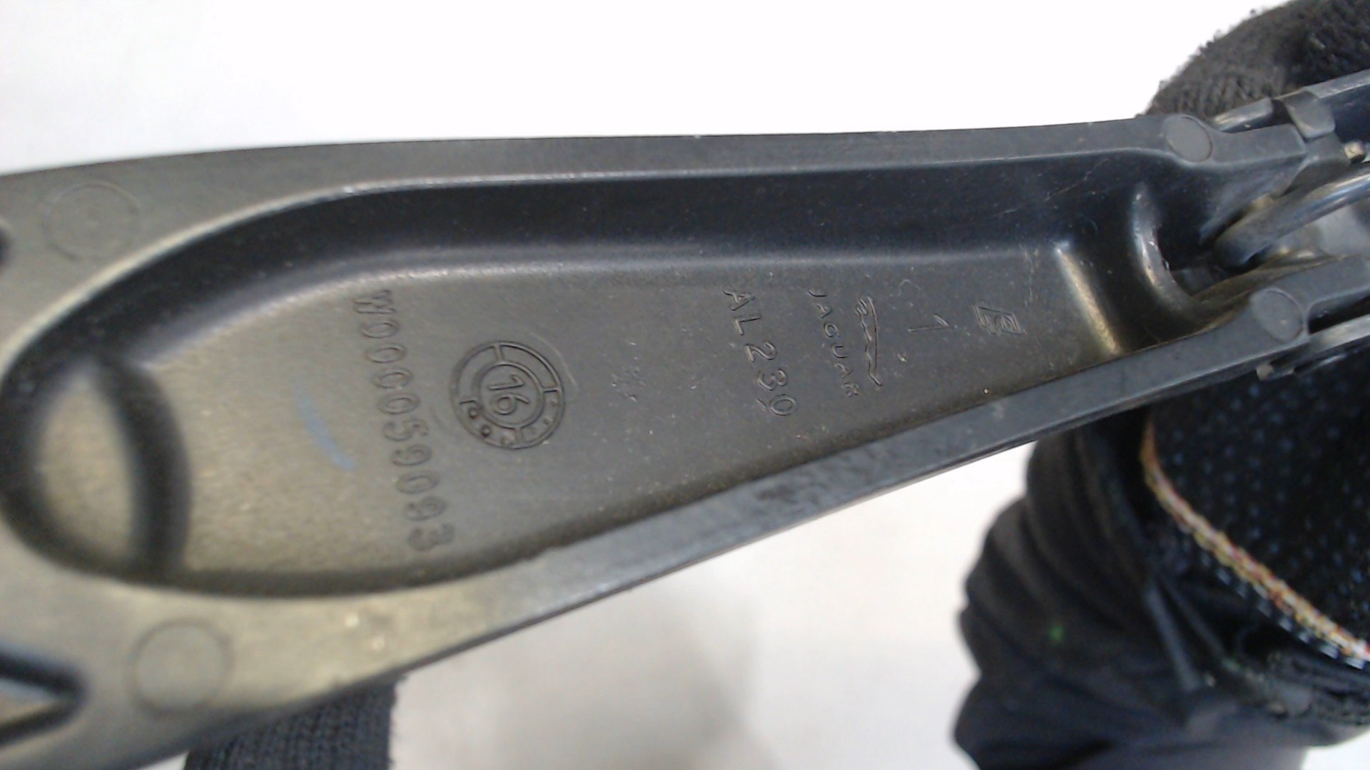 Поводок стеклоочистителя переднего