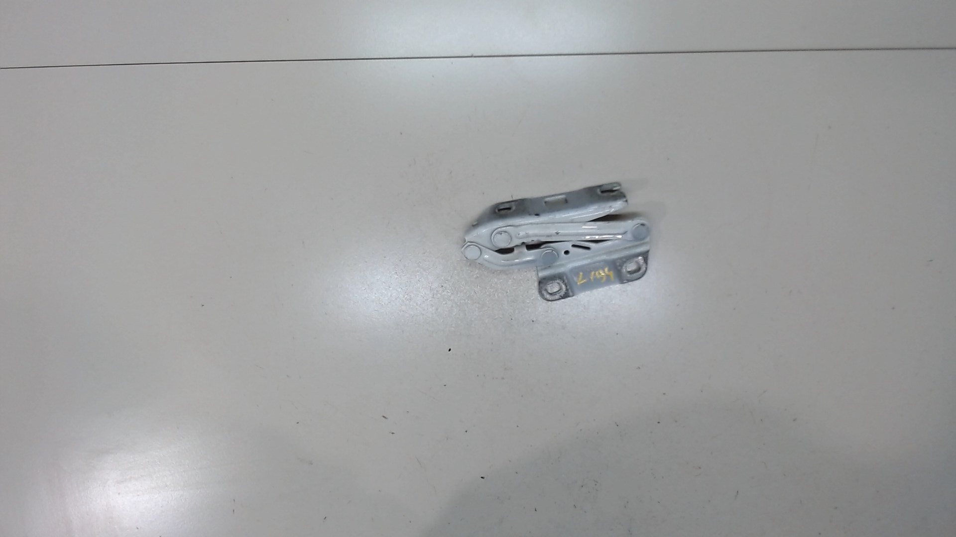 Петля капота правая