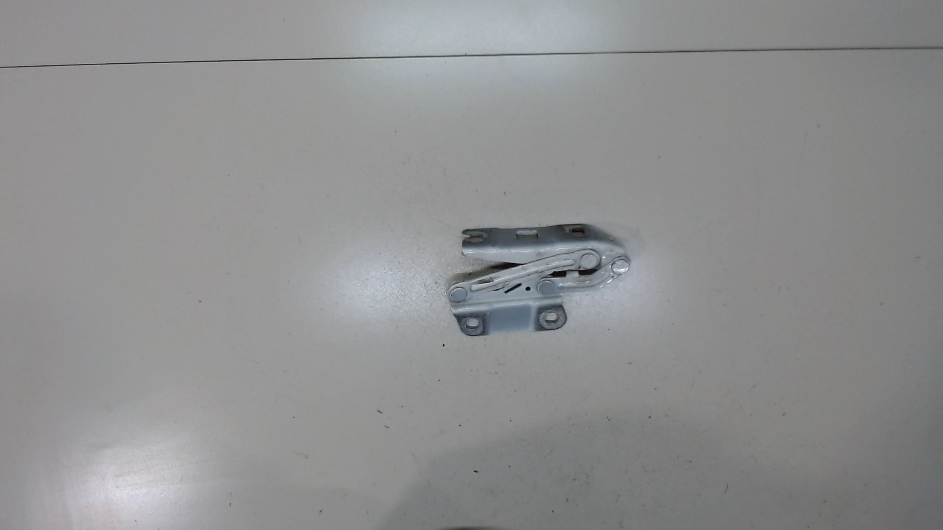 Петля капота левая