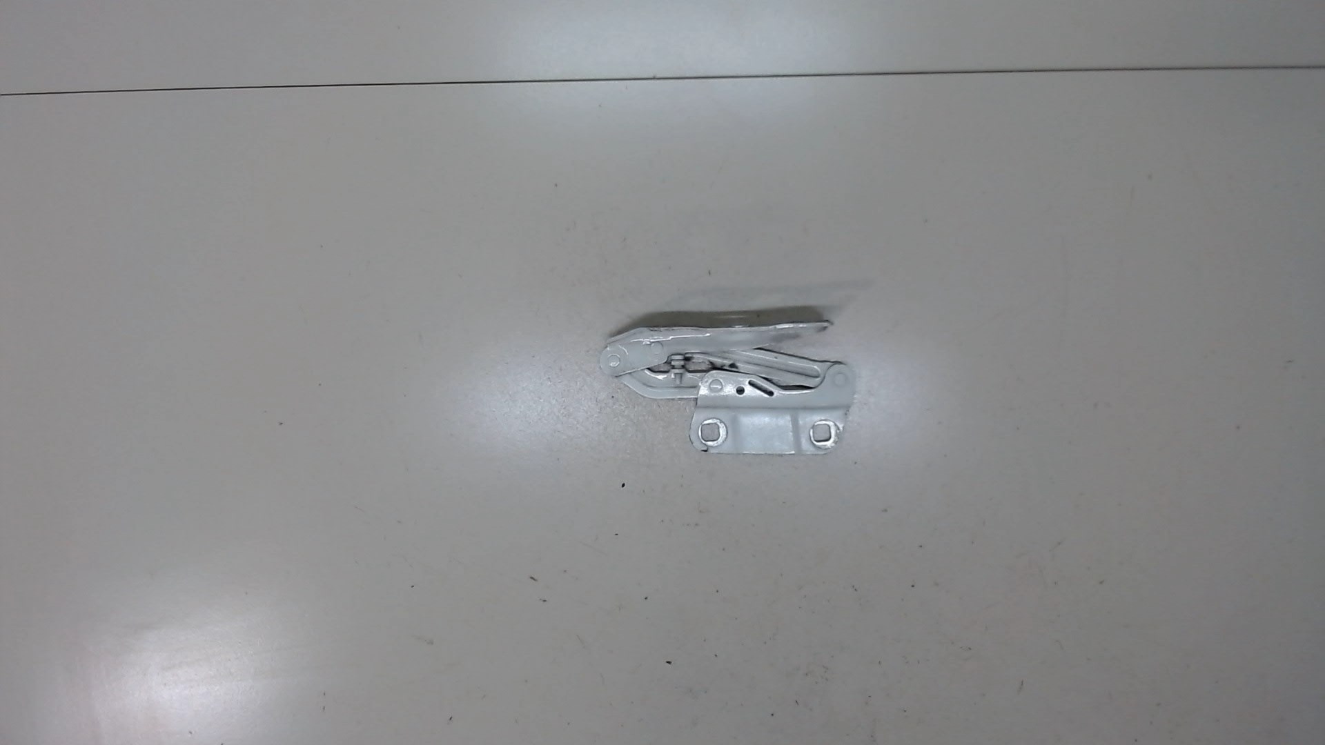 Петля капота левая