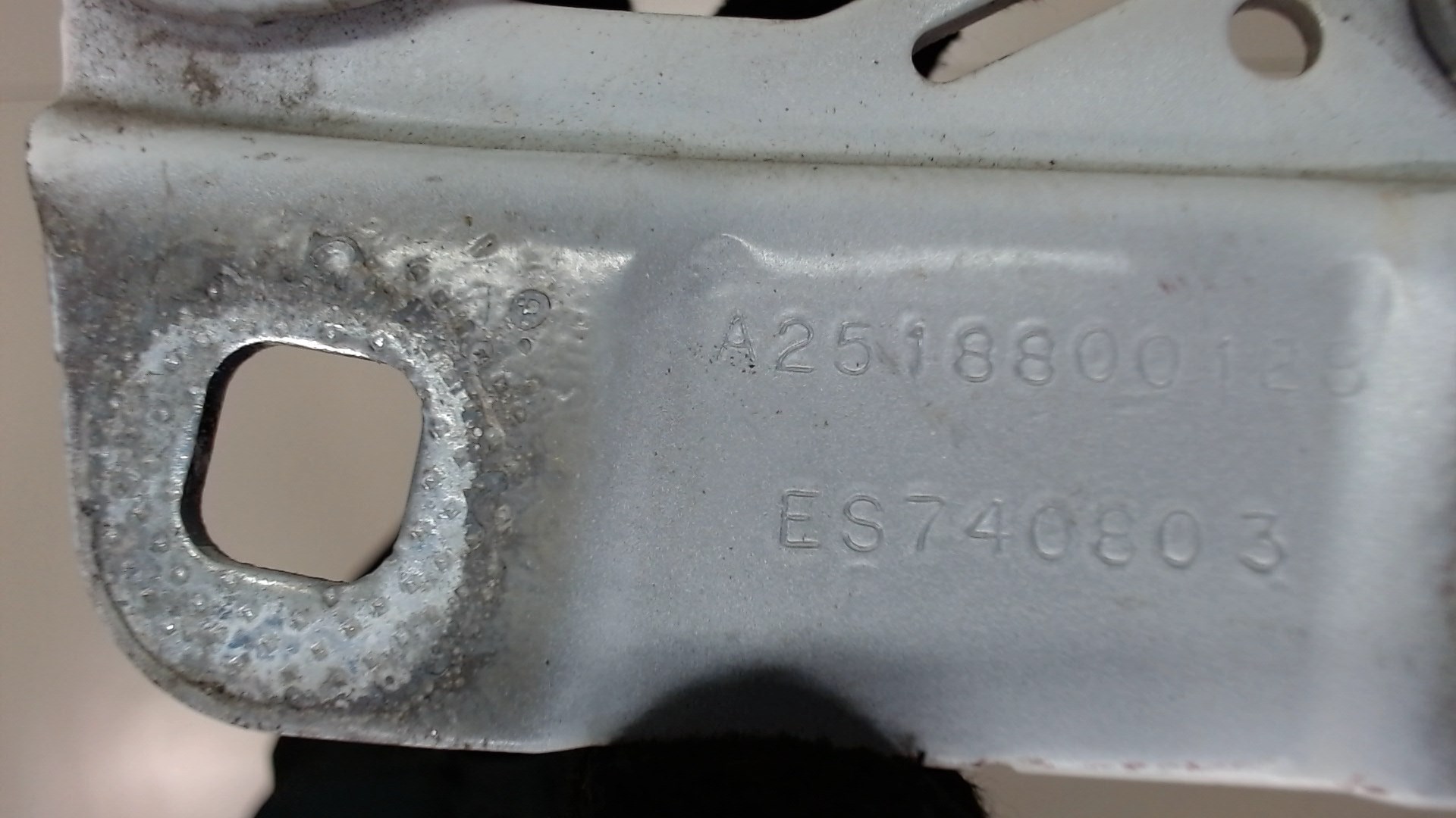 Петля капота левая