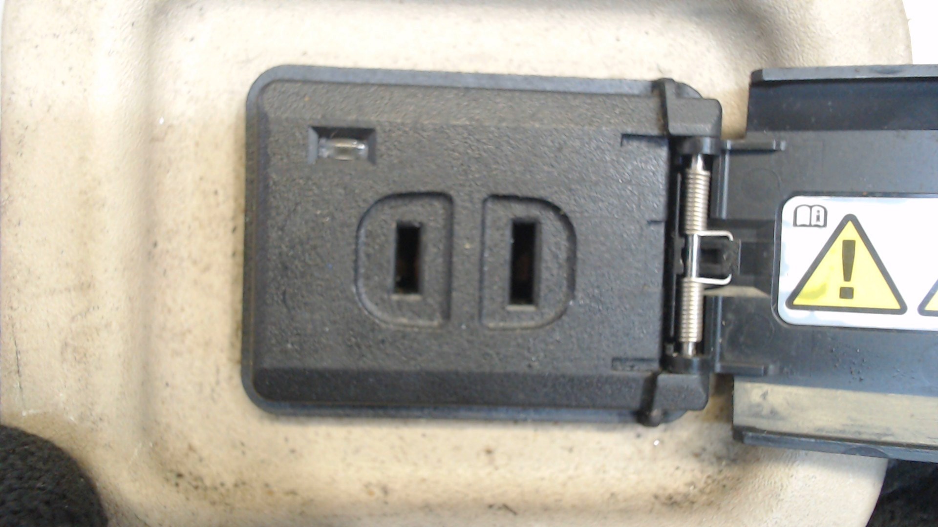 Гнездо AUX / USB IN