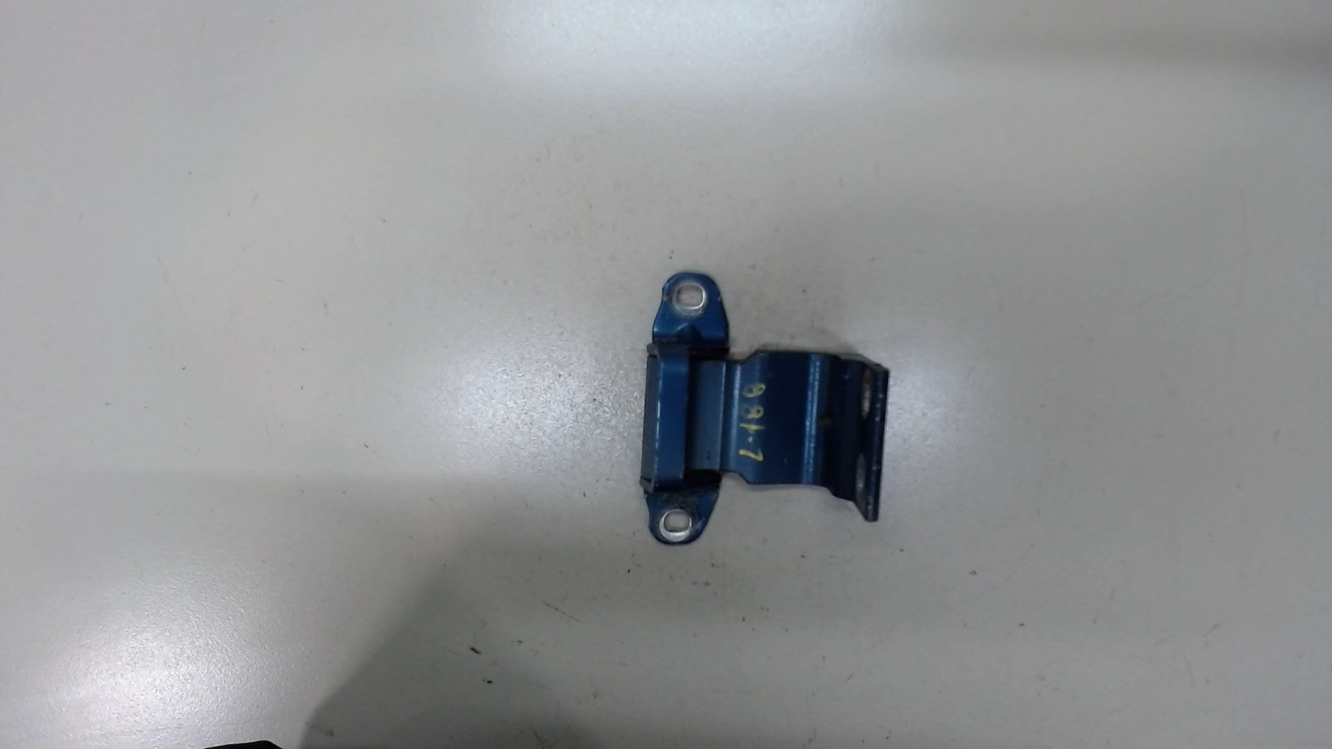 Петля крышки багажника