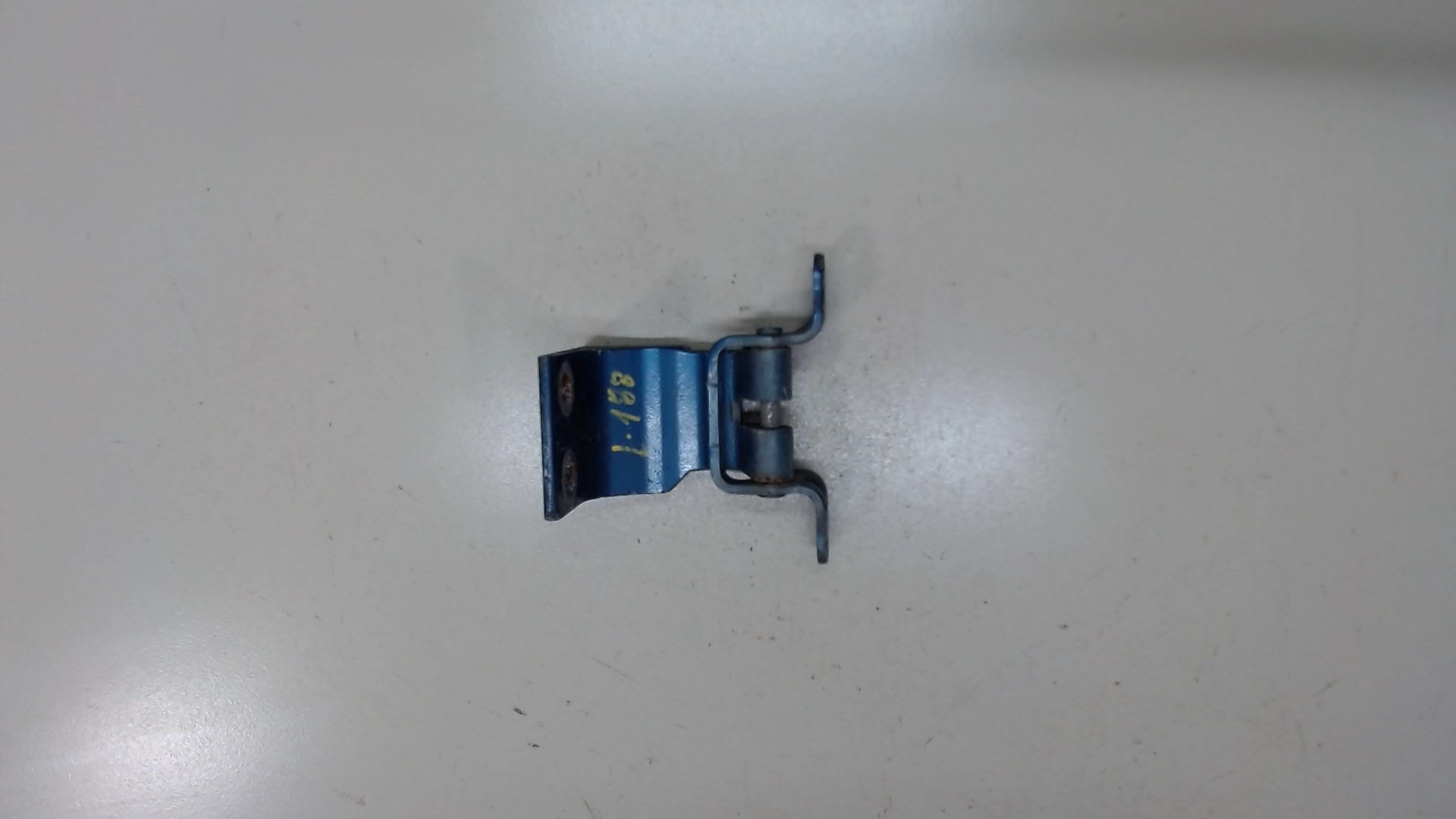 Петля крышки багажника