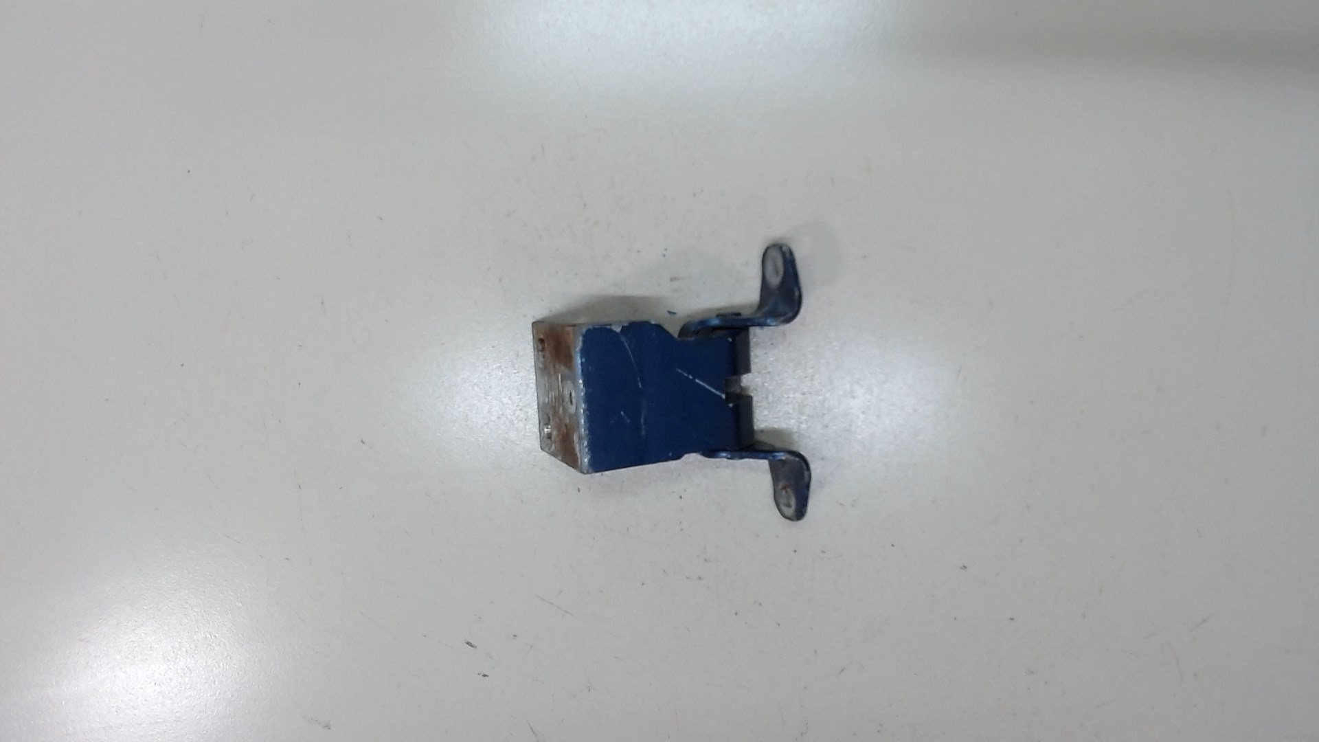 Петля крышки багажника